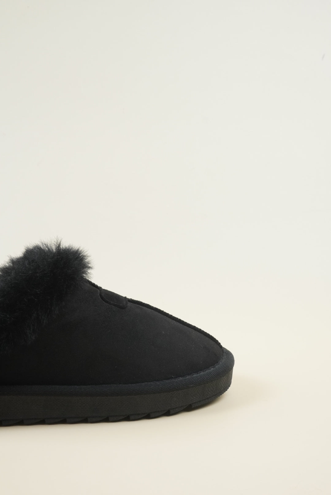 Fluffy Slippers - Black