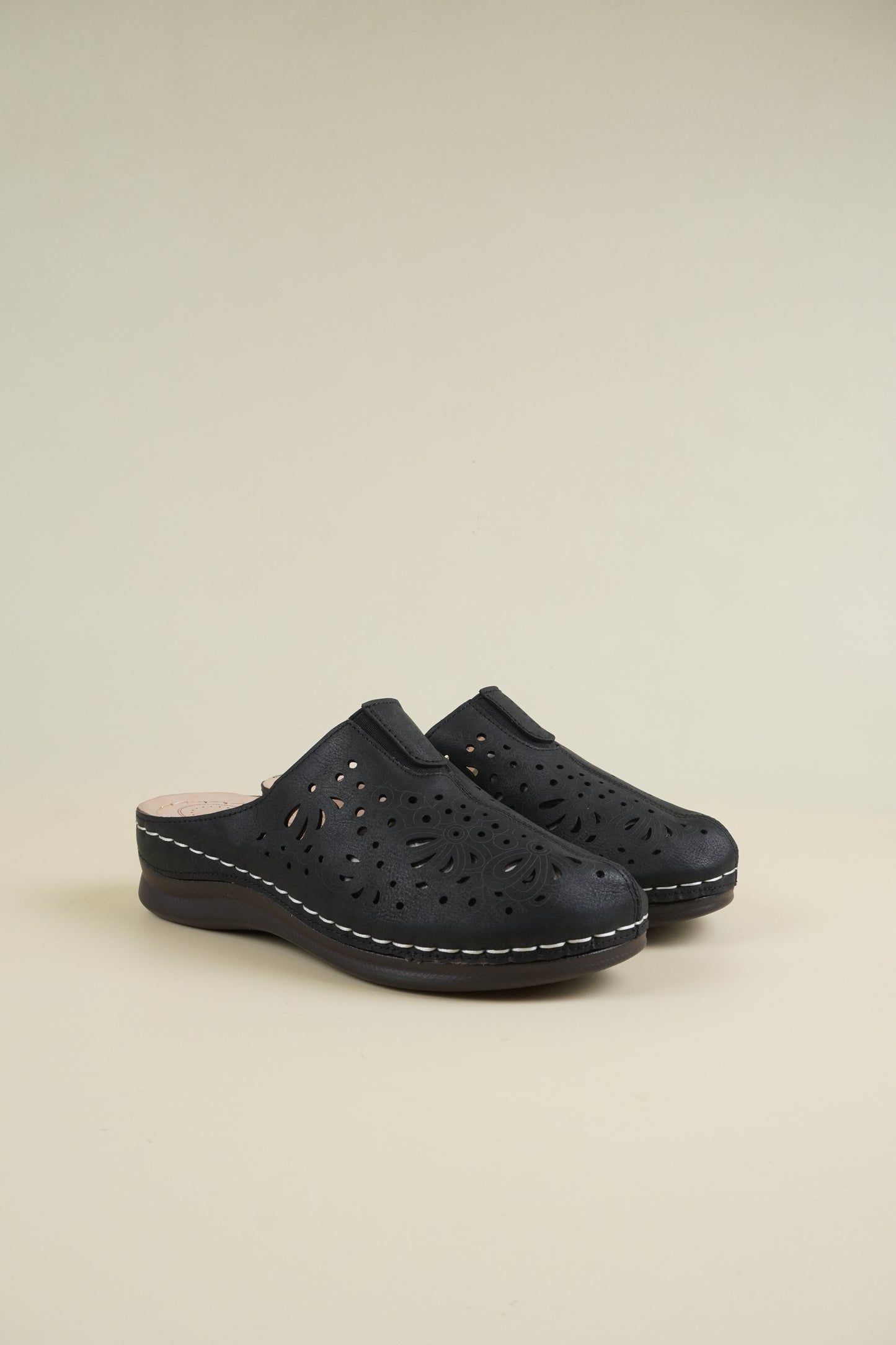 Wide-Fit Breathable Women's Slippers - Black