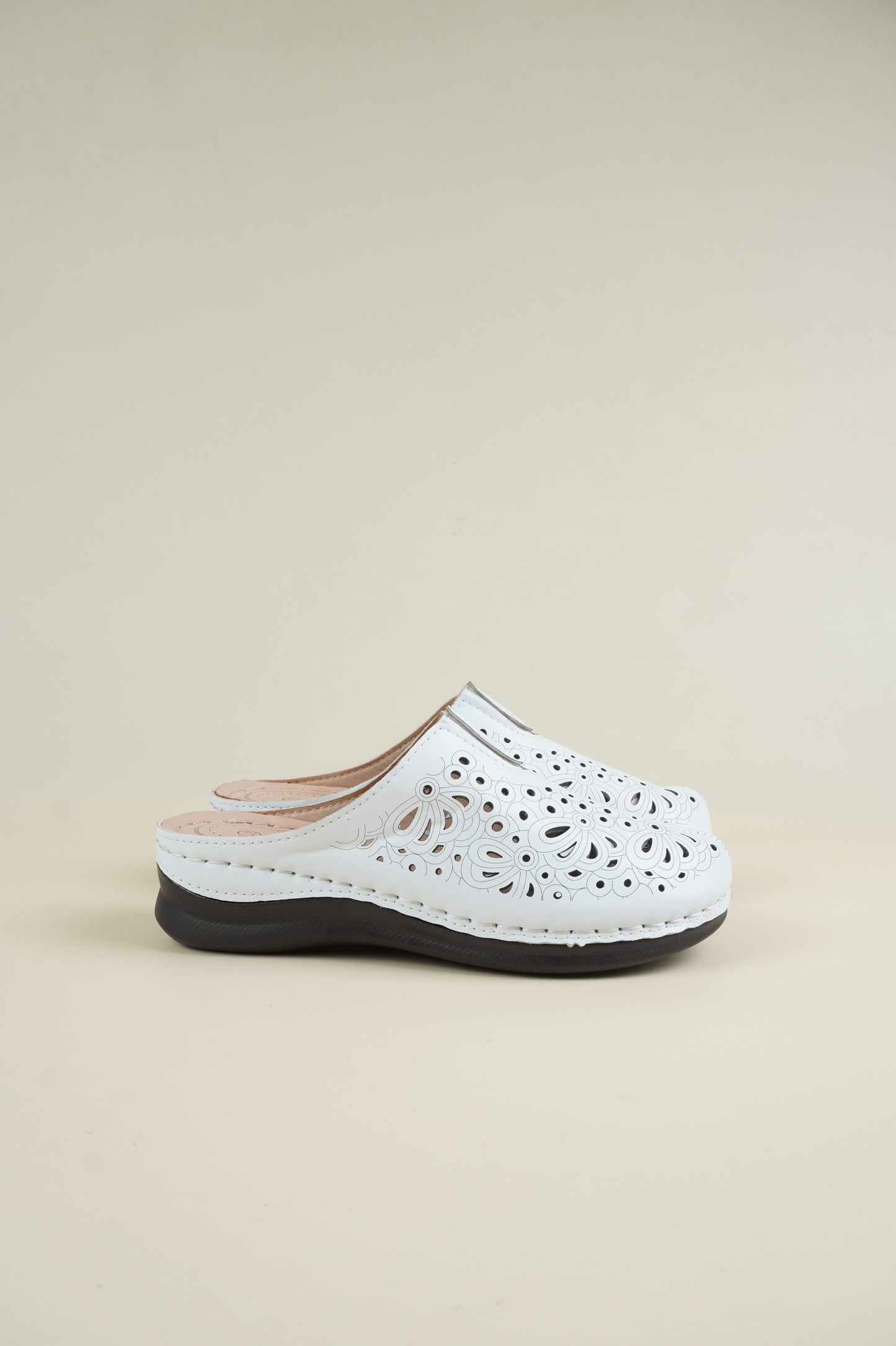 Wide-Fit Breathable Women's Slippers - White