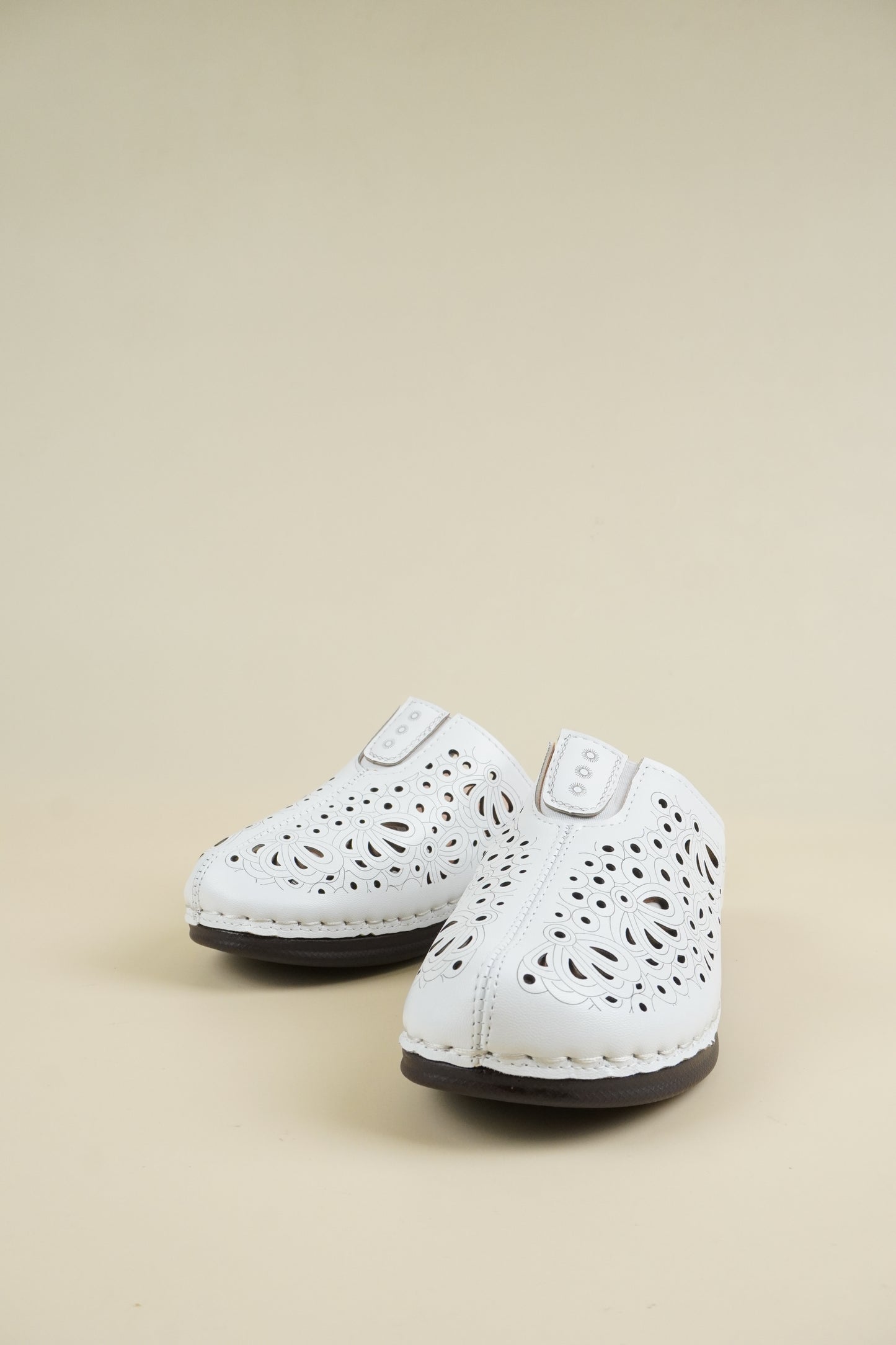 Wide-Fit Breathable Women's Slippers - White