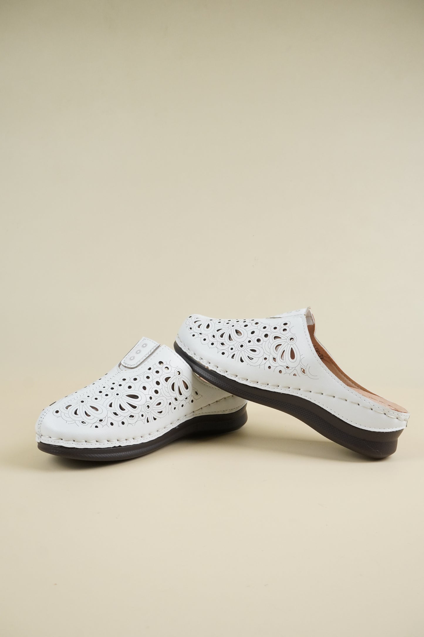 Wide-Fit Breathable Women's Slippers - White