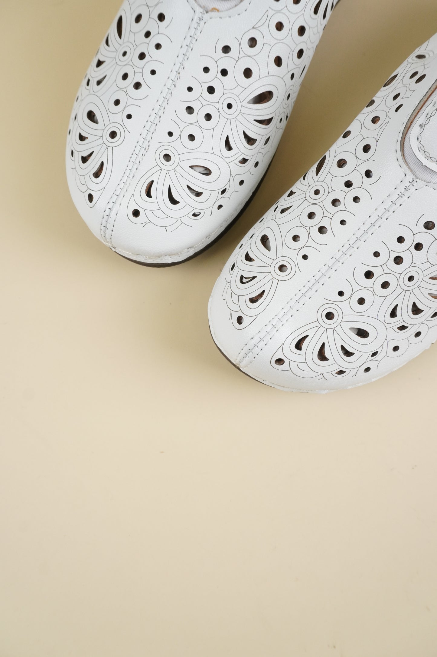 Wide-Fit Breathable Women's Slippers - White