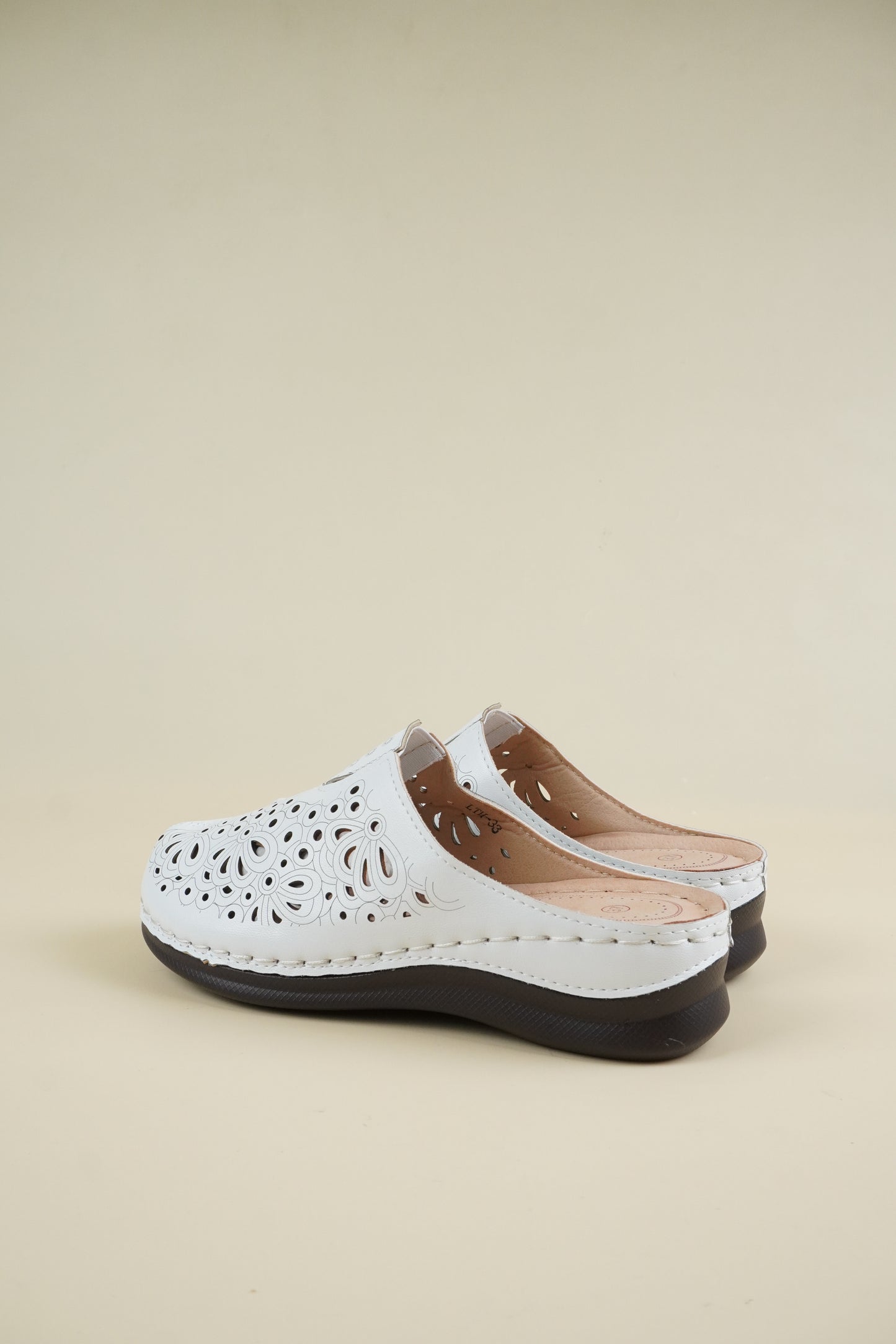 Wide-Fit Breathable Women's Slippers - White