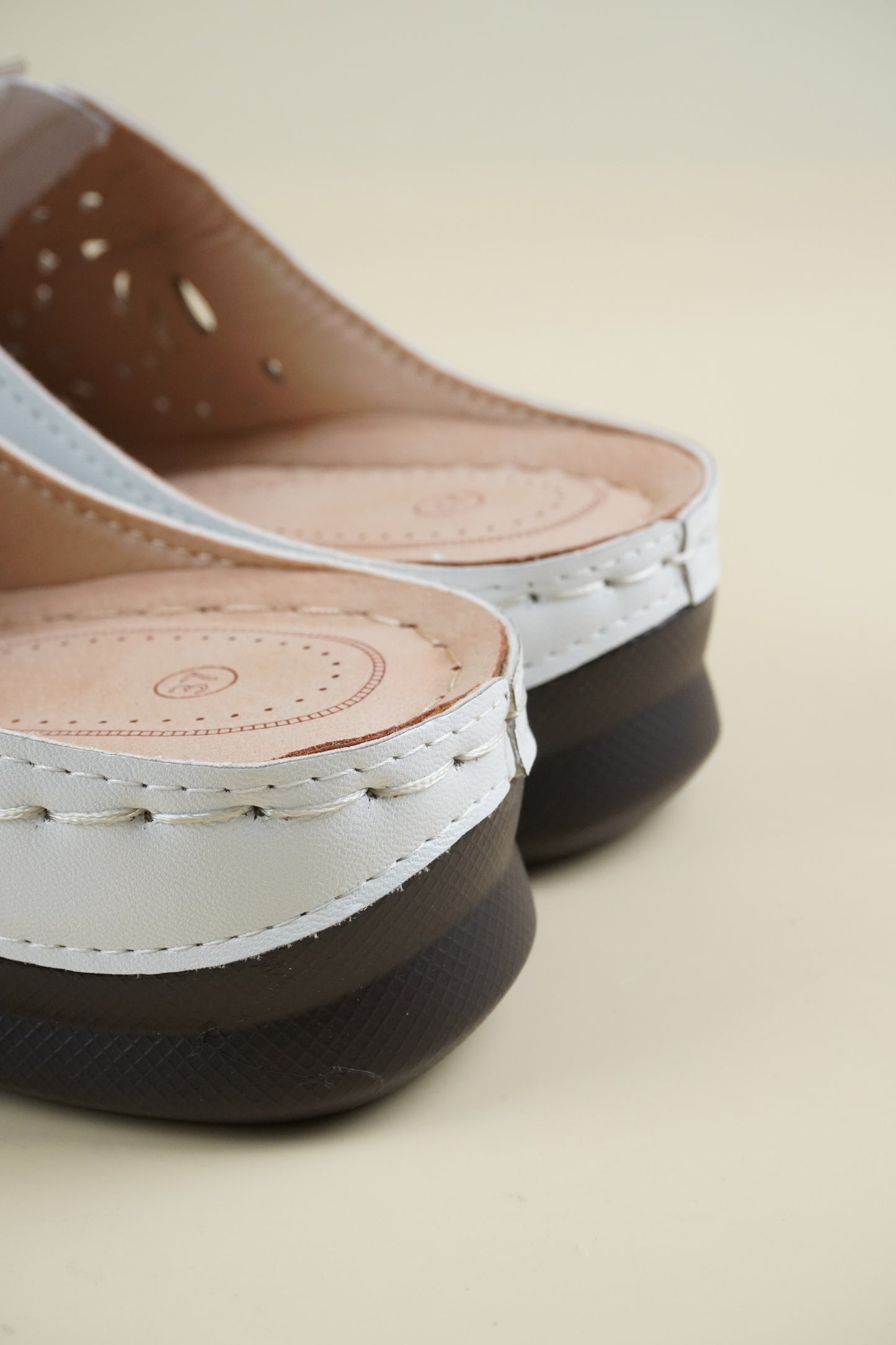 Wide-Fit Breathable Women's Slippers - White