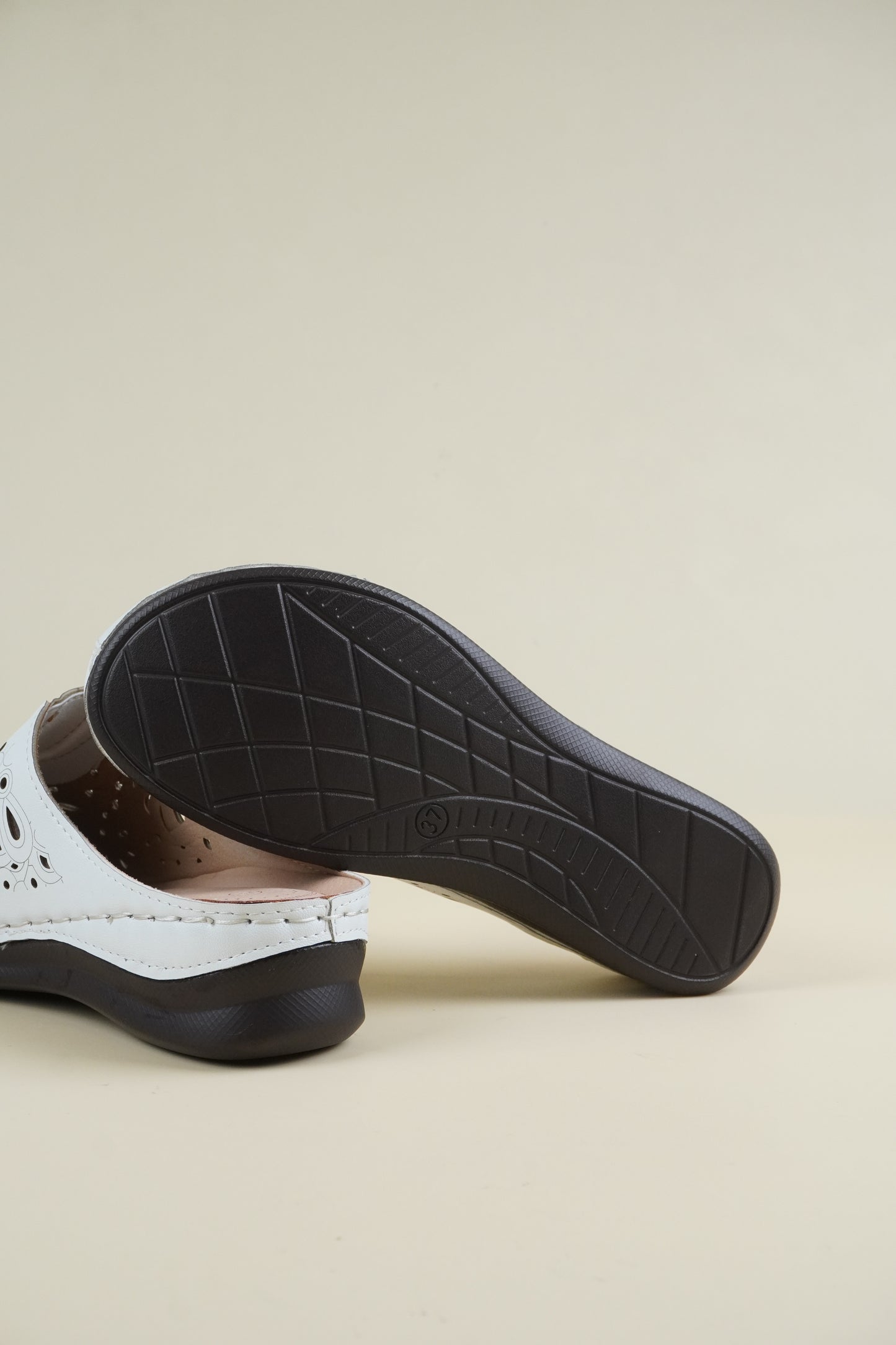 Wide-Fit Breathable Women's Slippers - White