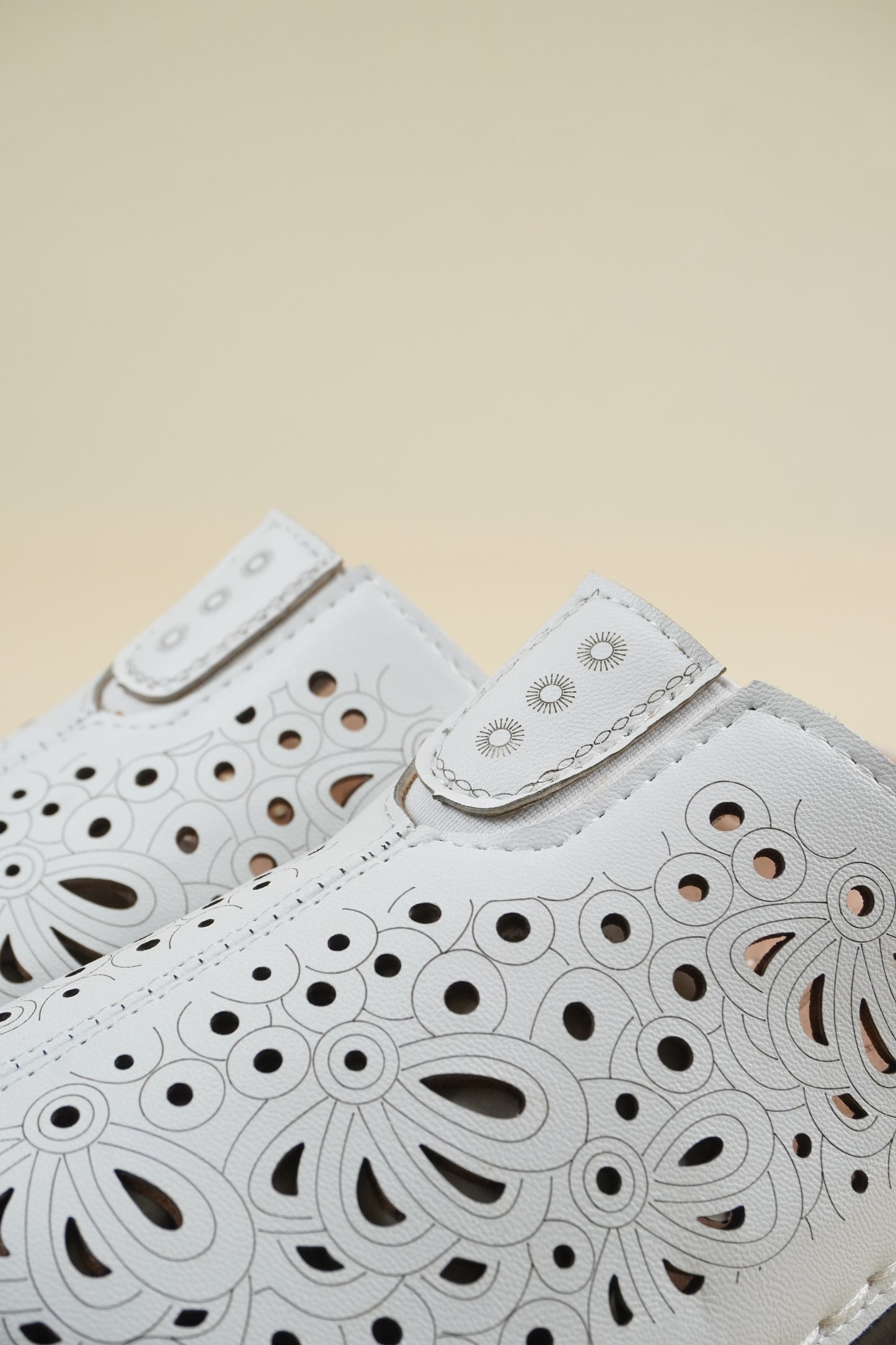 Wide-Fit Breathable Women's Slippers - White