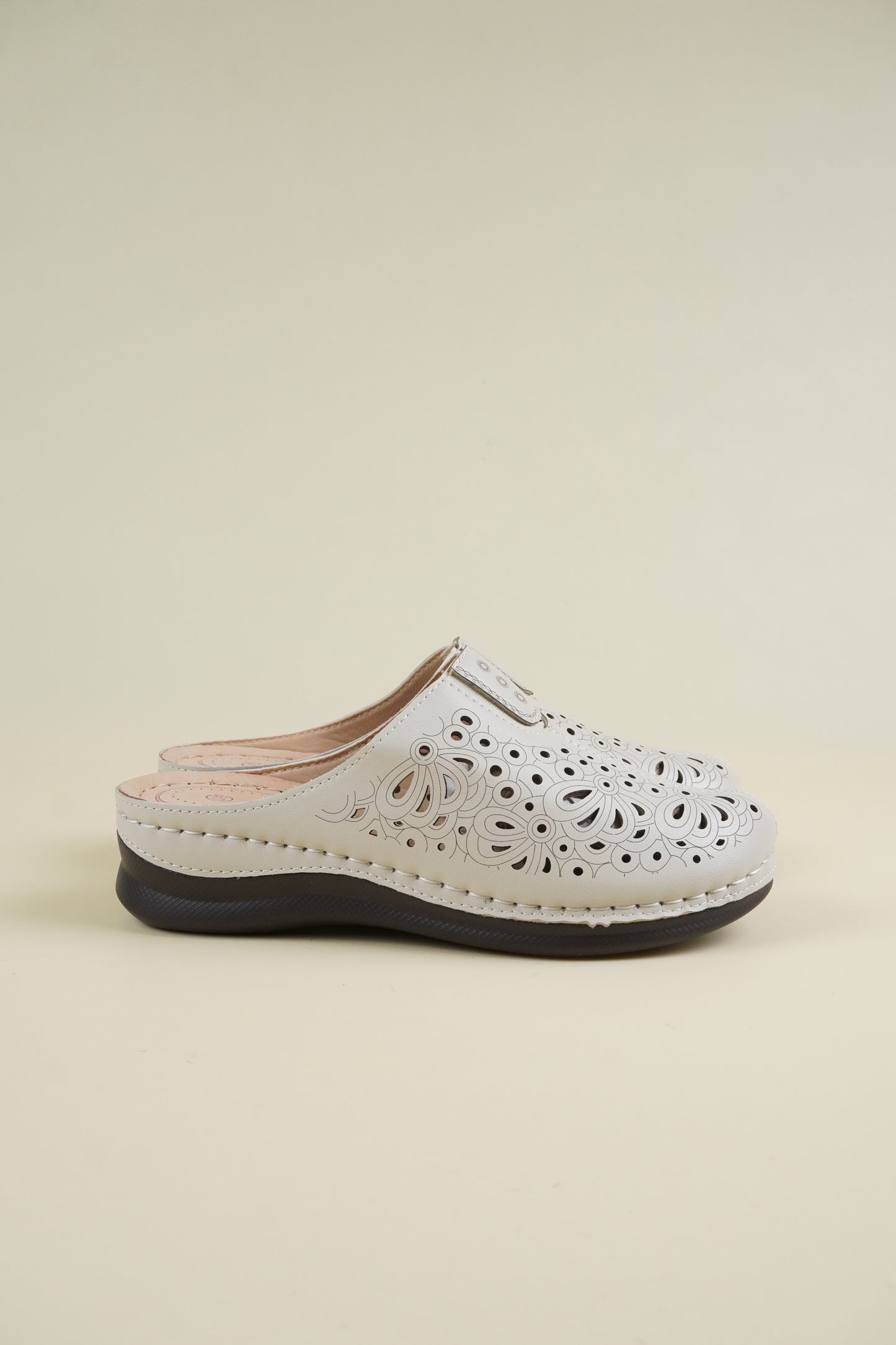 Wide-Fit Breathable Women's Slippers - Beige