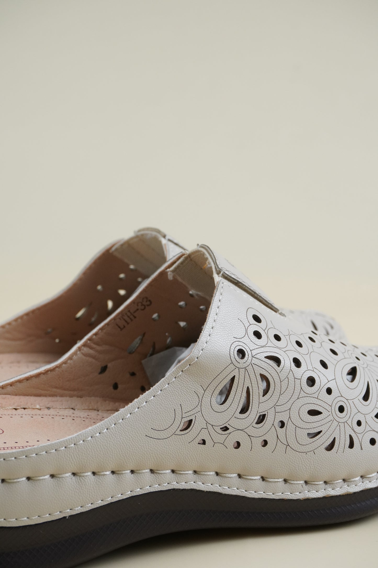 Wide-Fit Breathable Women's Slippers - Beige