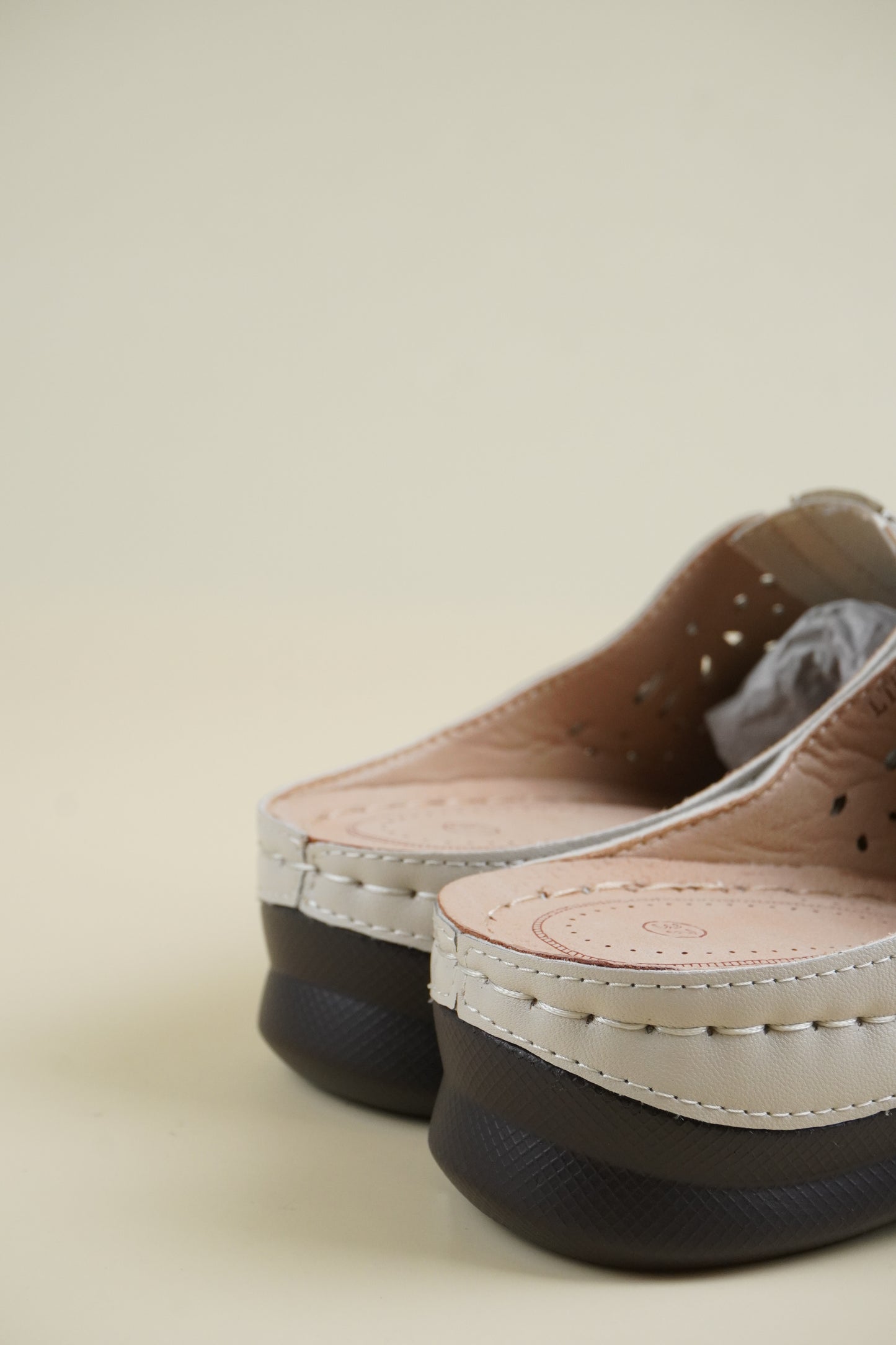 Wide-Fit Breathable Women's Slippers - Beige