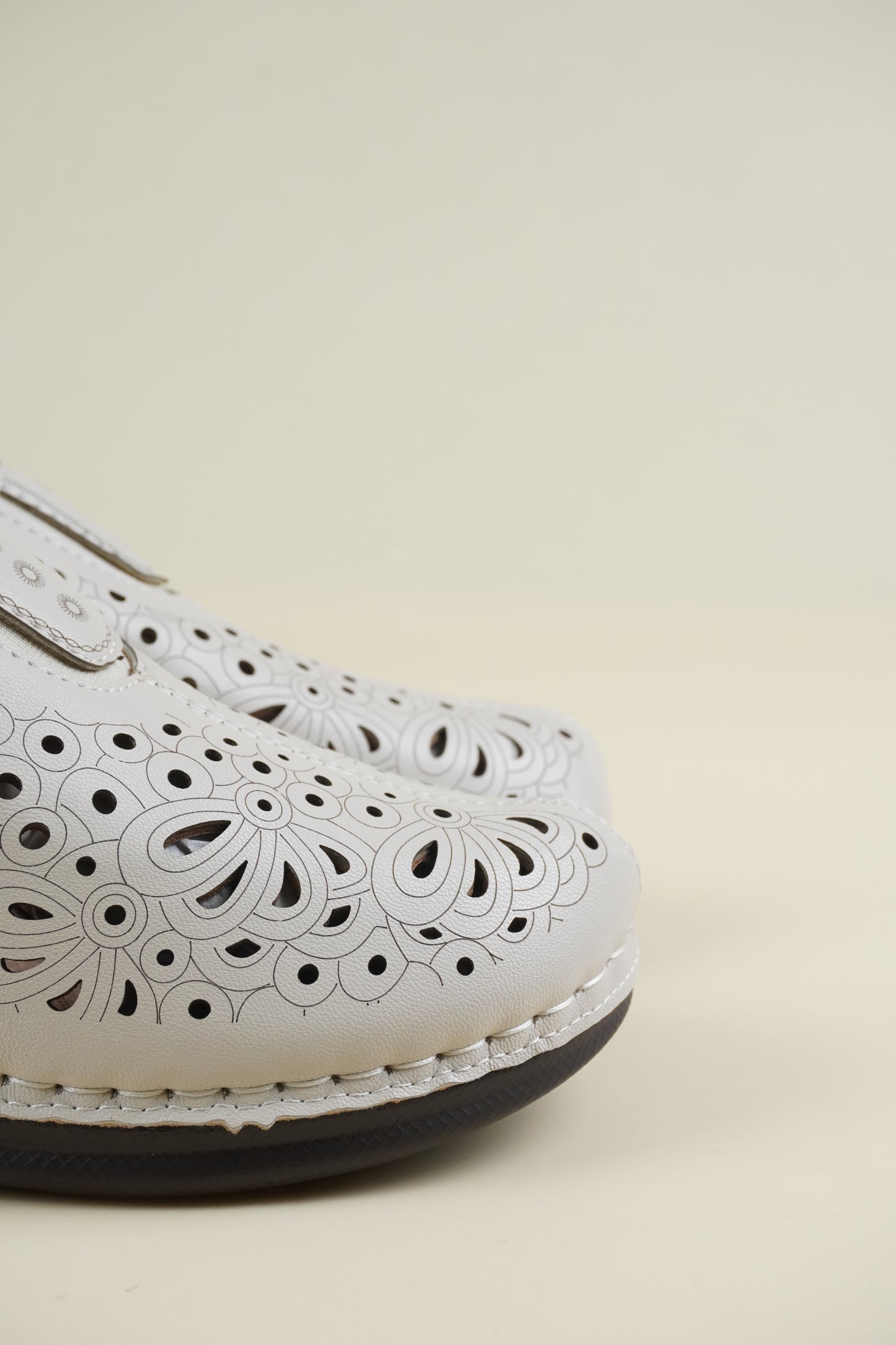 Wide-Fit Breathable Women's Slippers - Beige