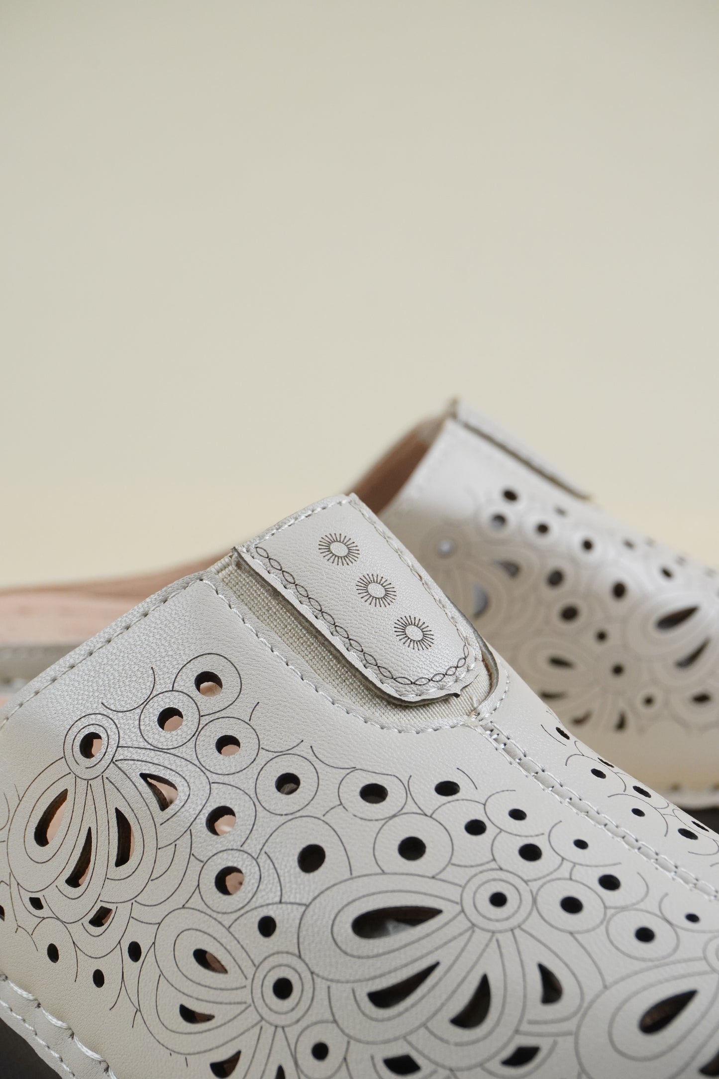 Wide-Fit Breathable Women's Slippers - Beige