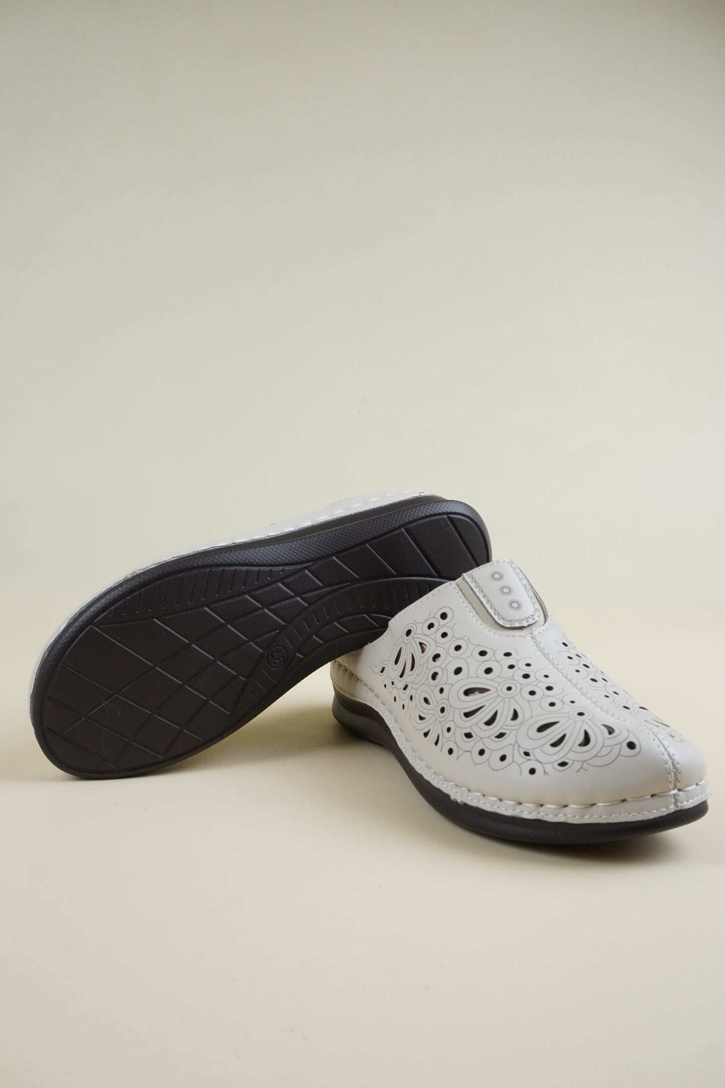 Wide-Fit Breathable Women's Slippers - Beige