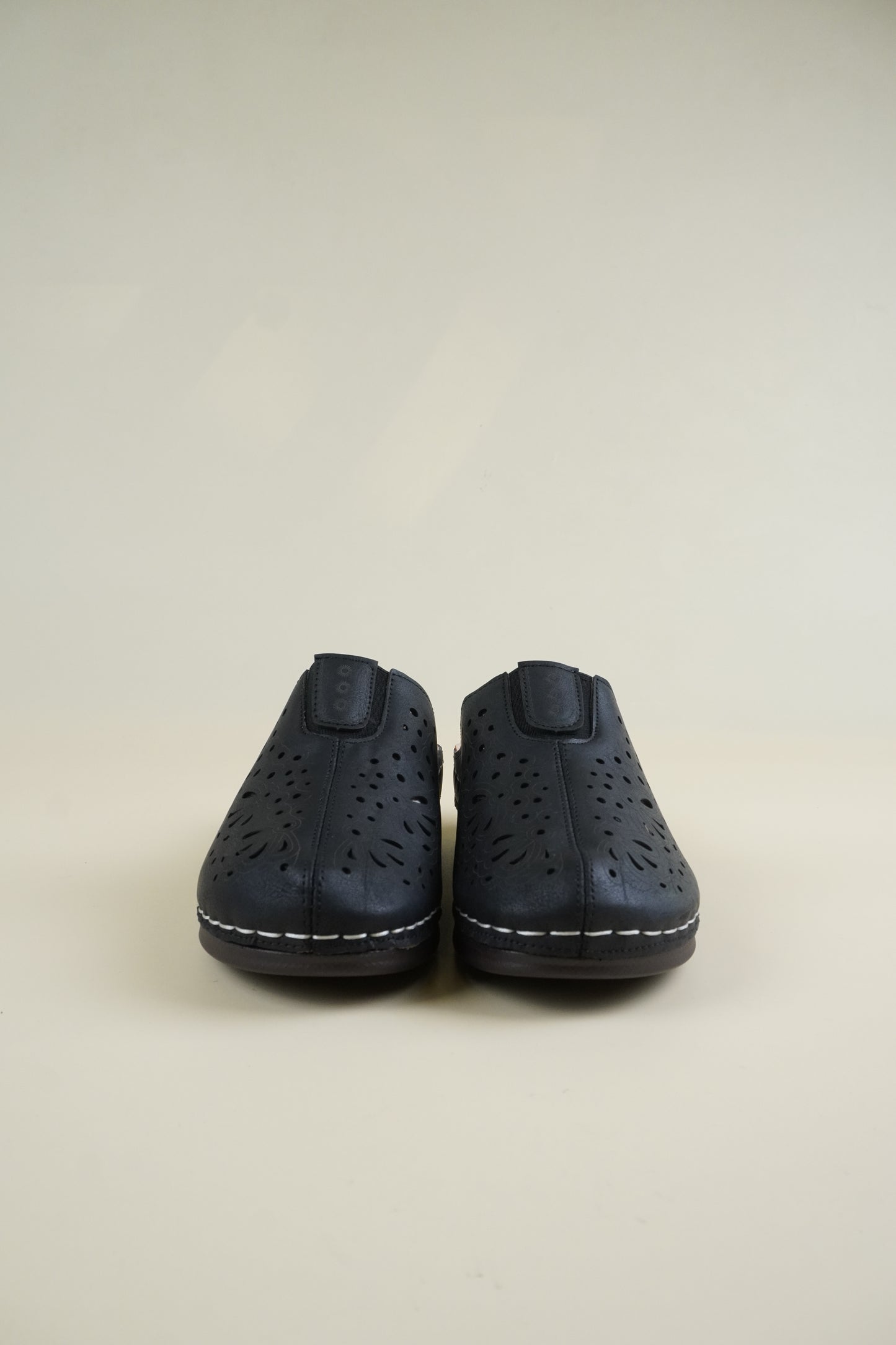 Wide-Fit Breathable Women's Slippers - Black