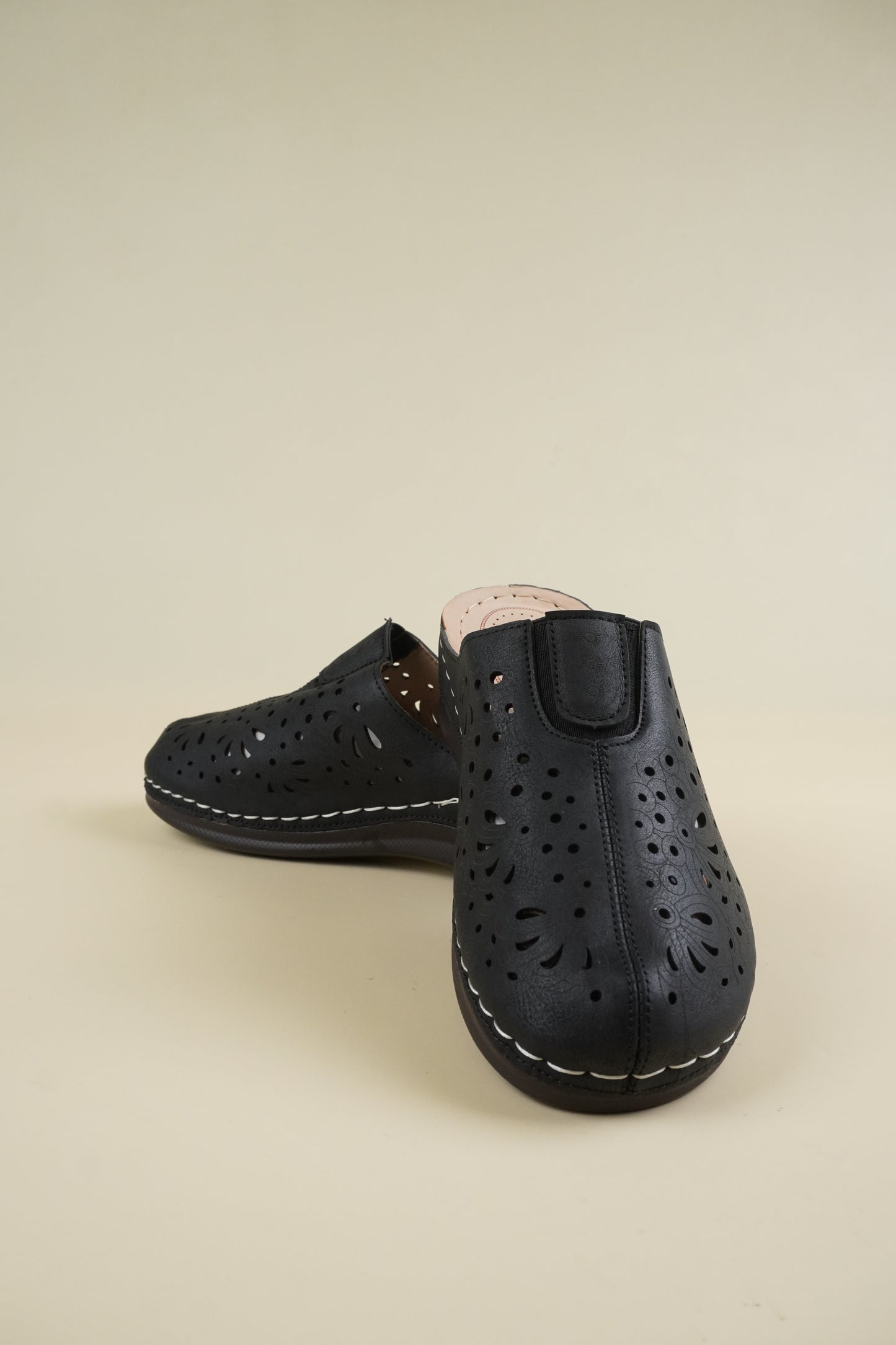 Wide-Fit Breathable Women's Slippers - Black