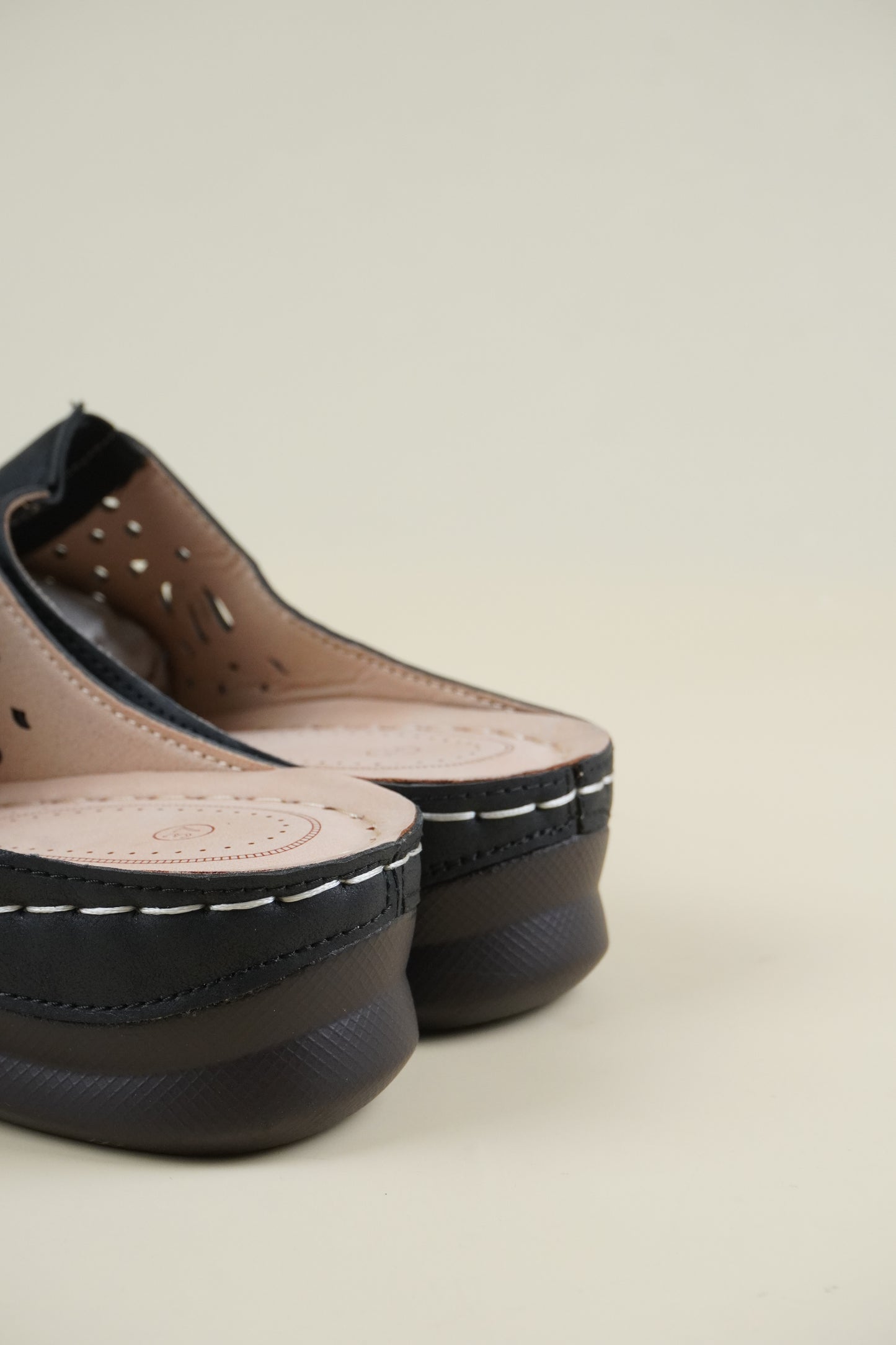 Wide-Fit Breathable Women's Slippers - Black