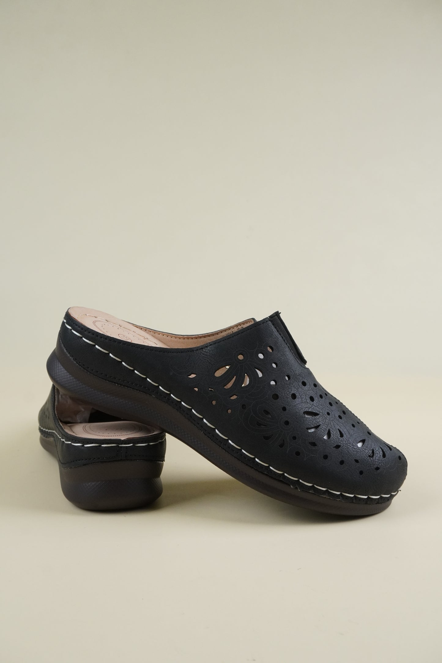 Wide-Fit Breathable Women's Slippers - Black