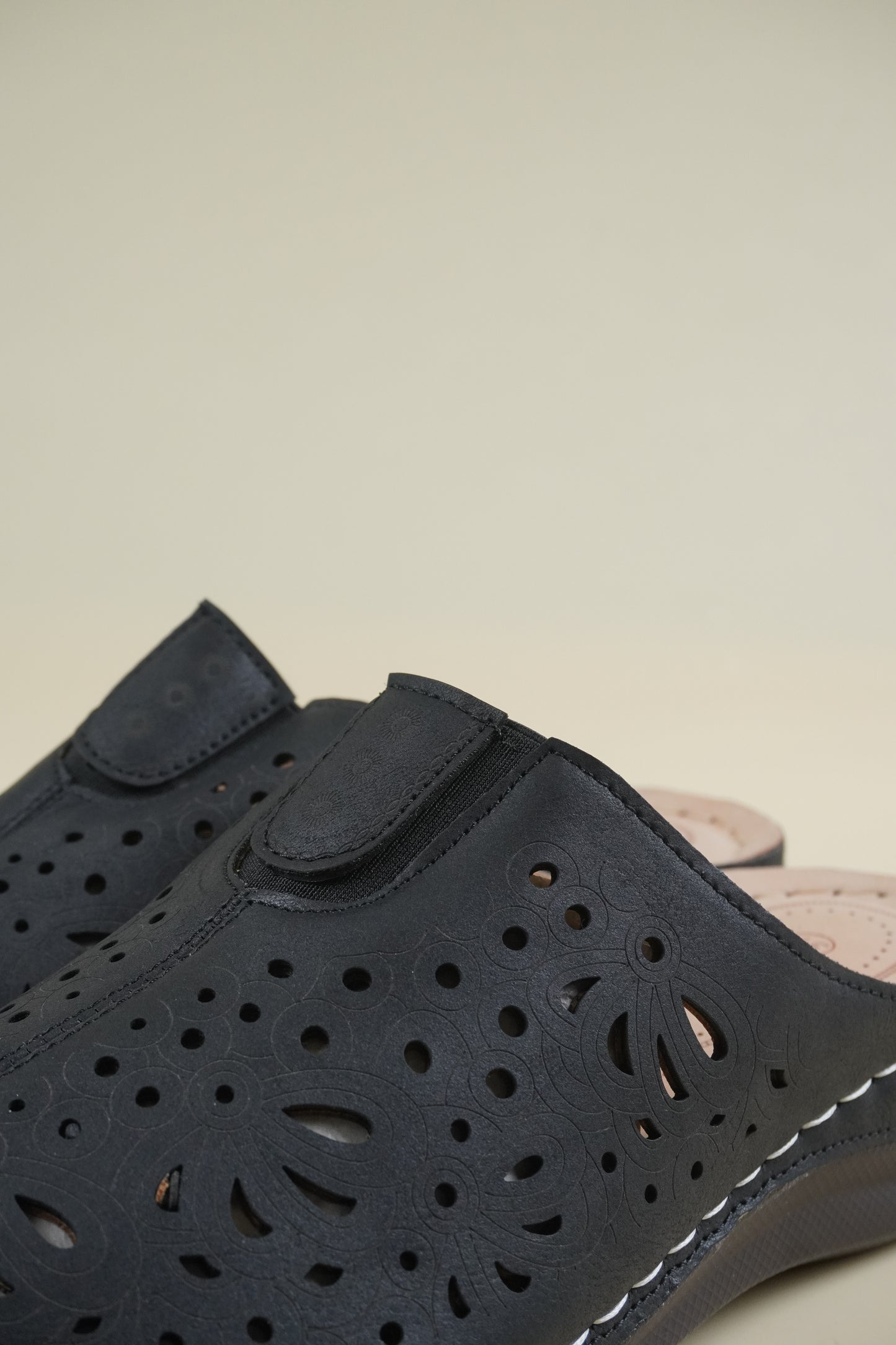 Wide-Fit Breathable Women's Slippers - Black