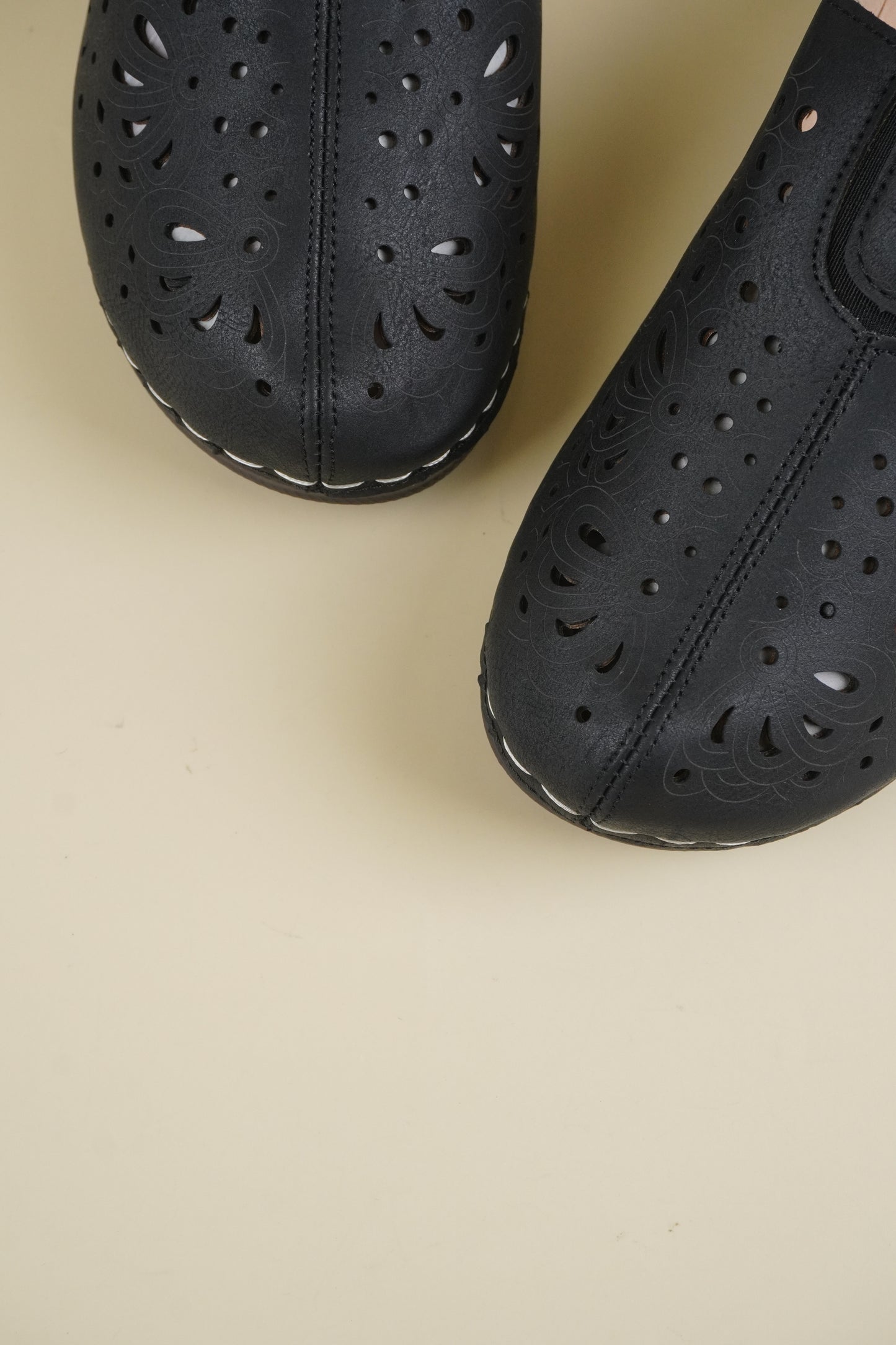 Wide-Fit Breathable Women's Slippers - Black