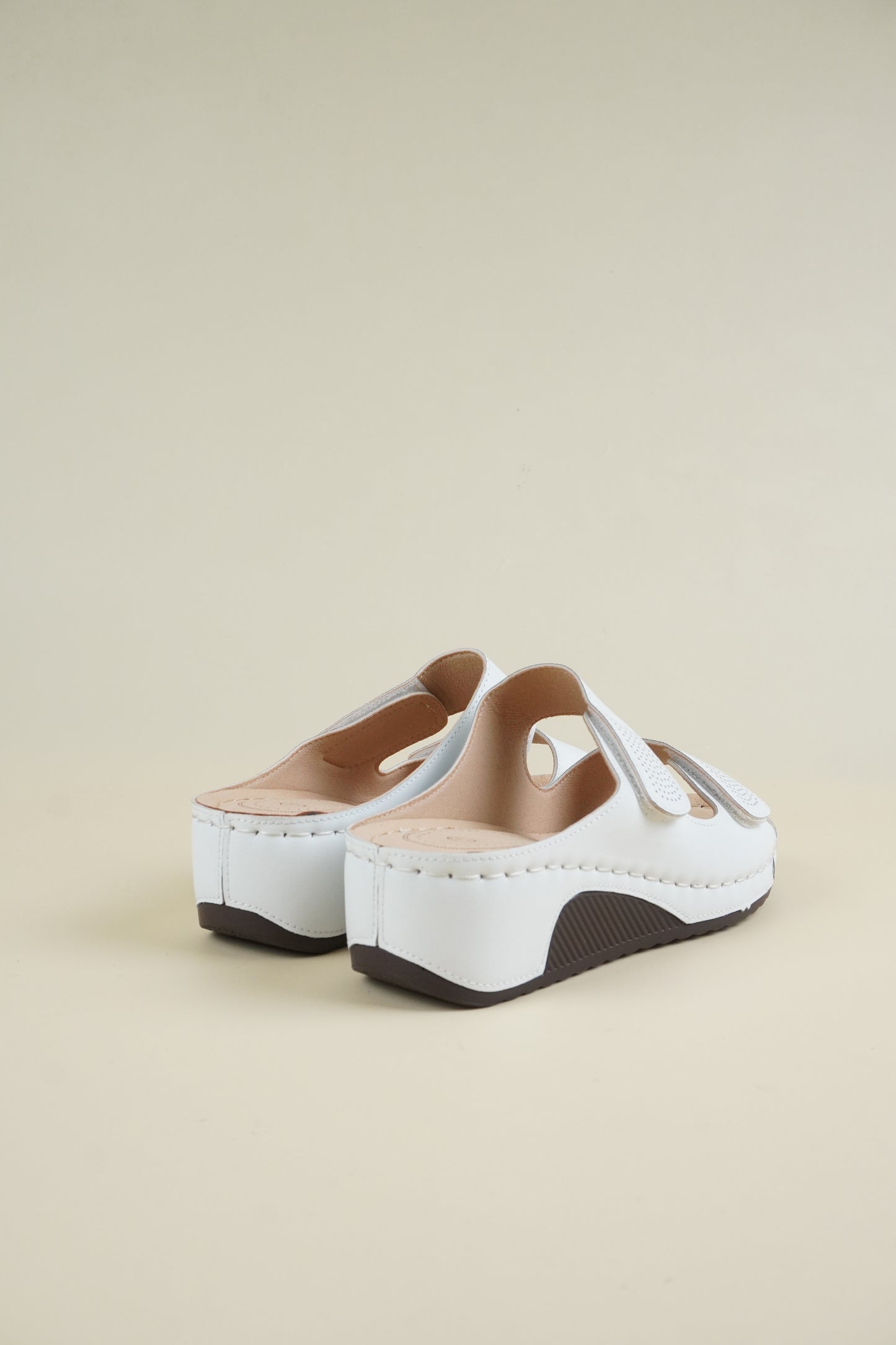 Open-Toe Wide-Fit Wedge Slippers - White