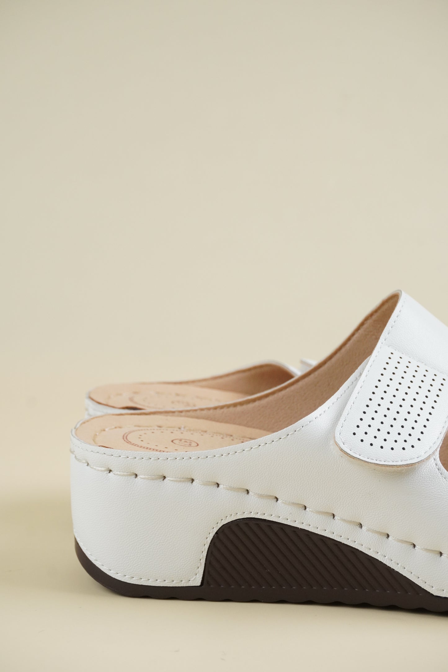 Open-Toe Wide-Fit Wedge Slippers - White