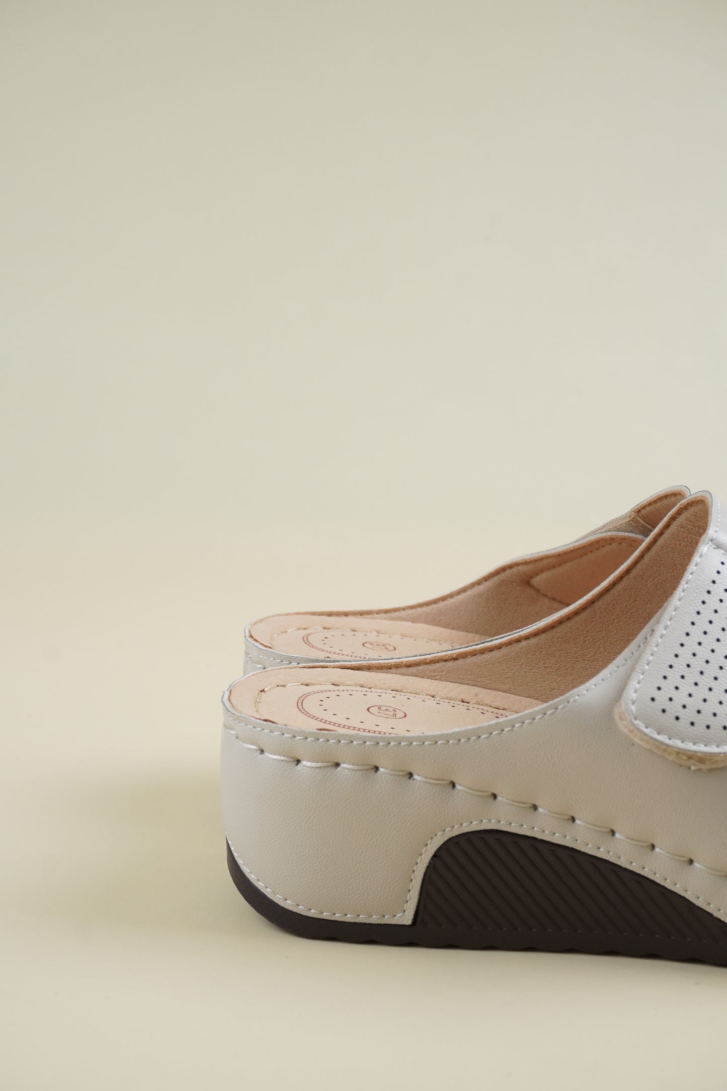 Open-Toe Wide-Fit Wedge Slippers - Beige