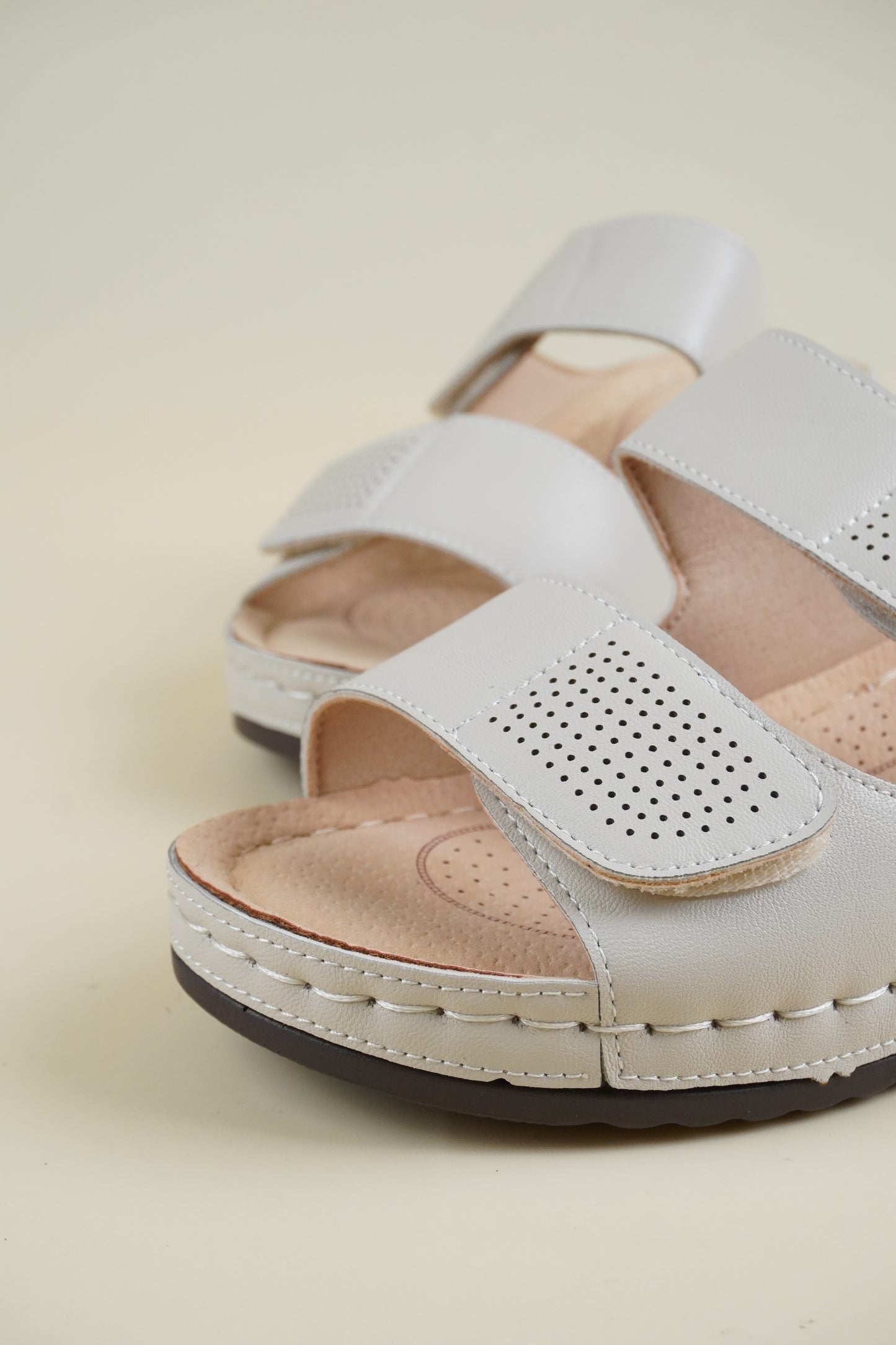 Open-Toe Wide-Fit Wedge Slippers - Beige