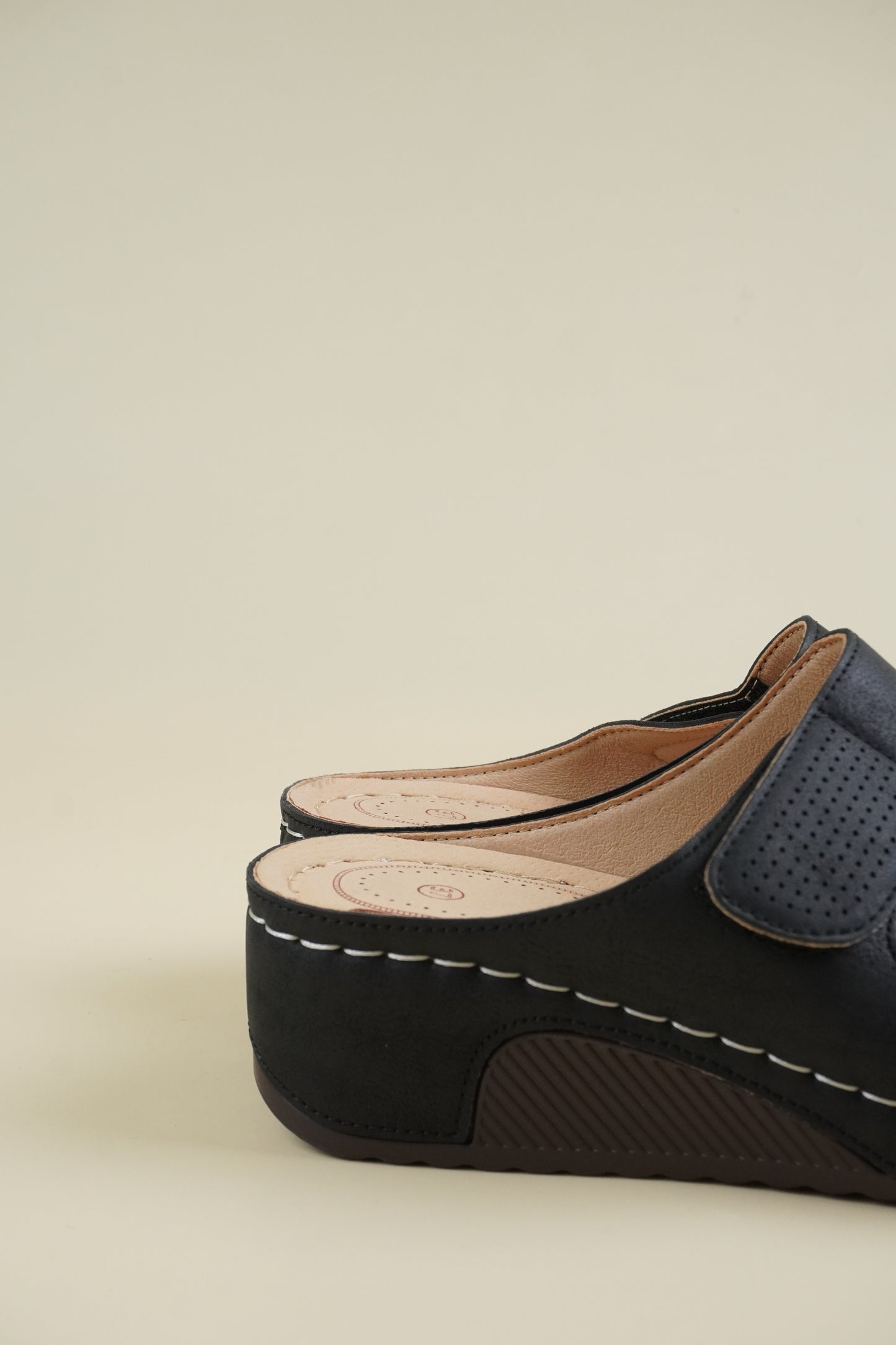 Open-Toe Wide-Fit Wedge Slippers - Black