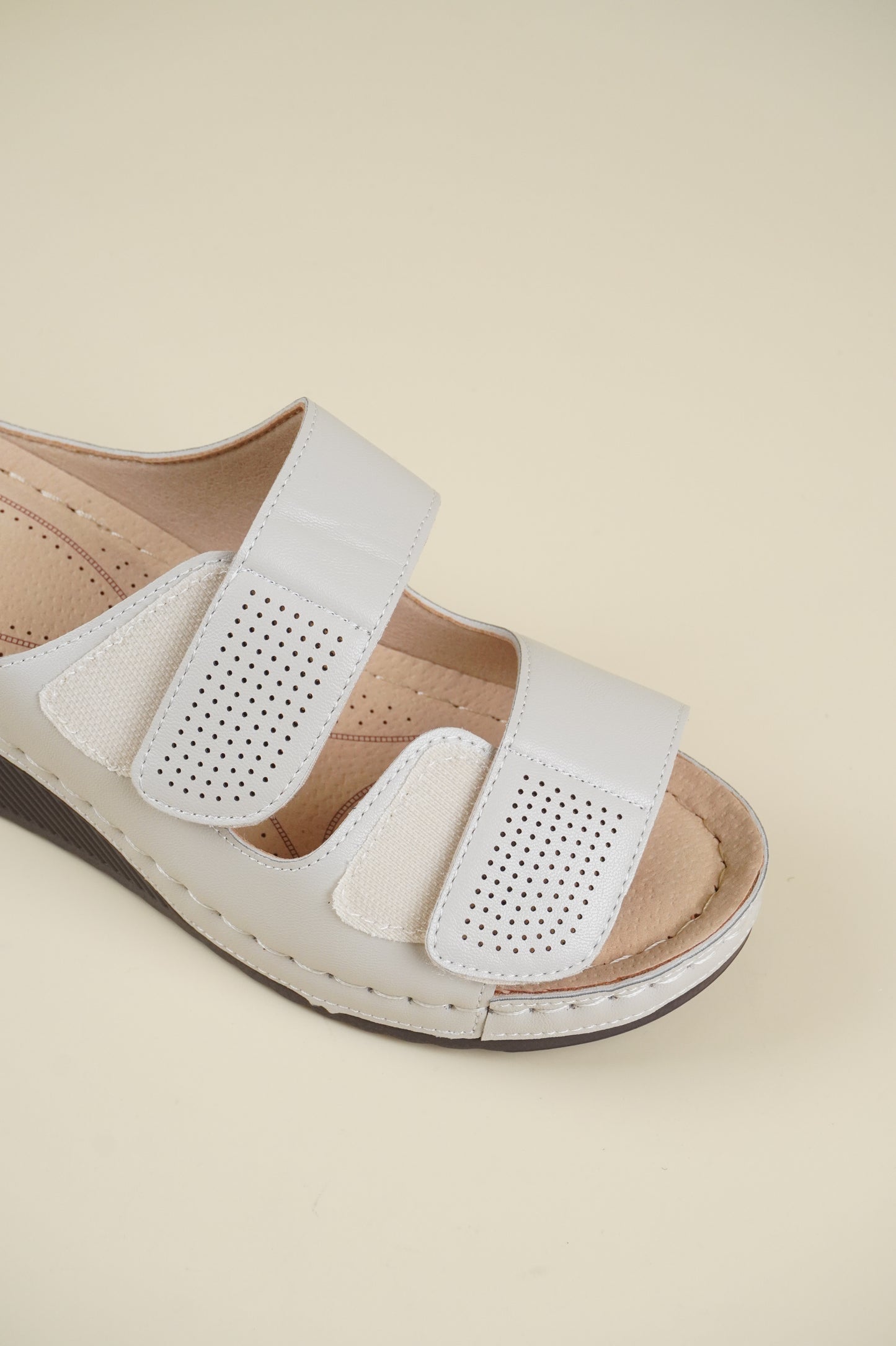 Open-Toe Wide-Fit Wedge Slippers - Beige