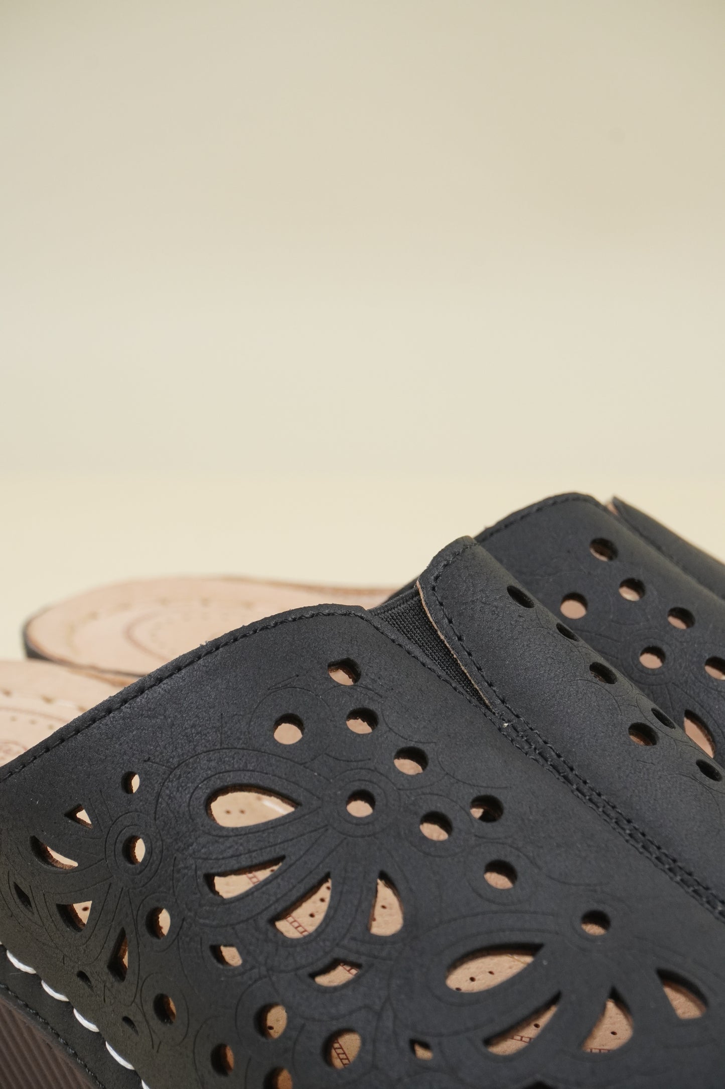 Open-Toe Wide-Fit Slippers - Black