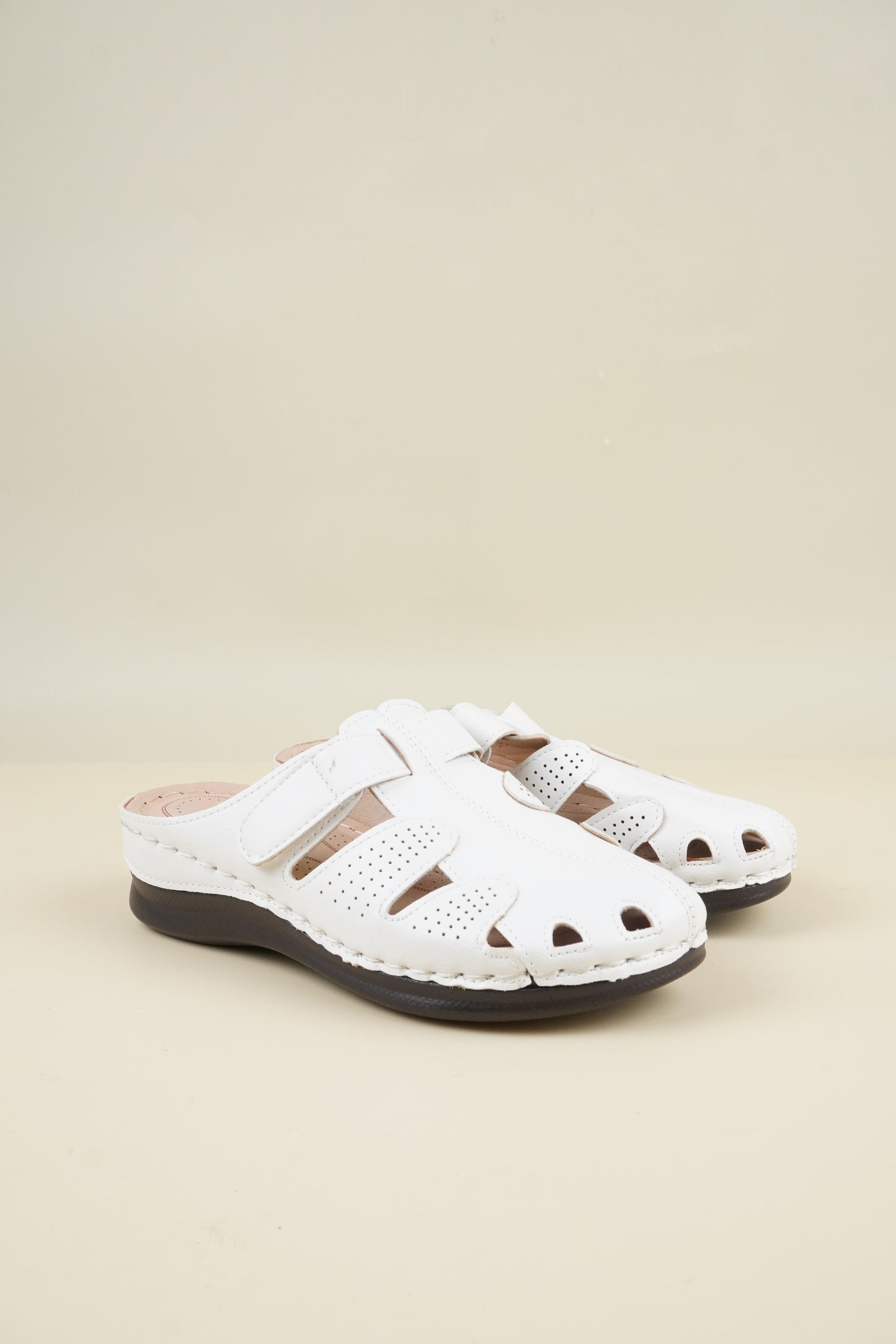 Wide-Fit Round-Toe Breathable Women's Slippers - White