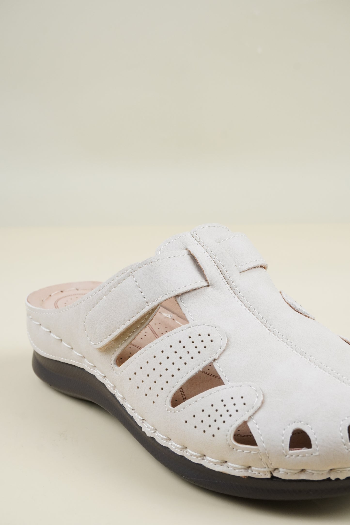 Wide-Fit Round-Toe Breathable Women's Slippers - Beige