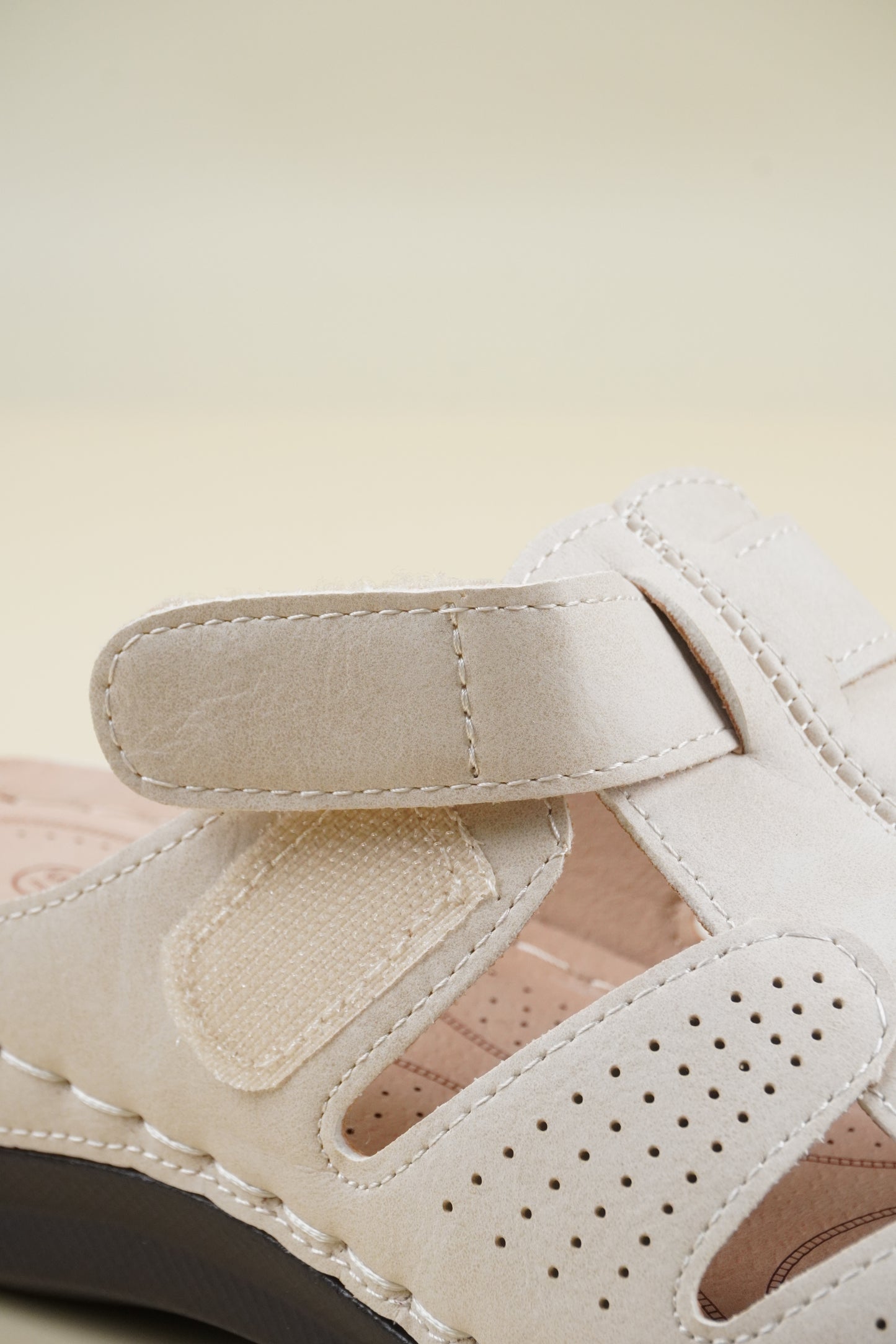 Wide-Fit Round-Toe Breathable Women's Slippers - Beige