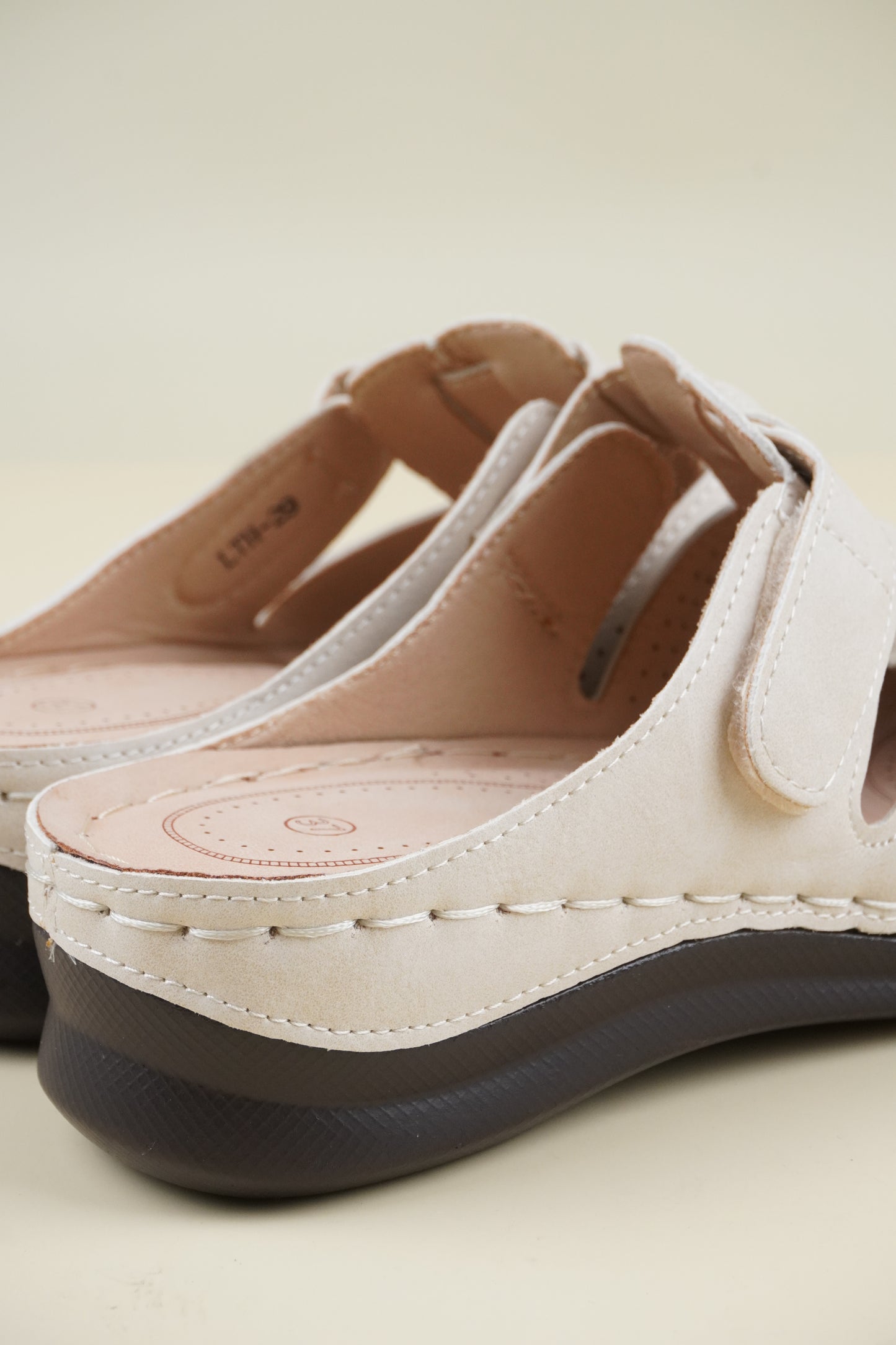 Wide-Fit Round-Toe Breathable Women's Slippers - Beige