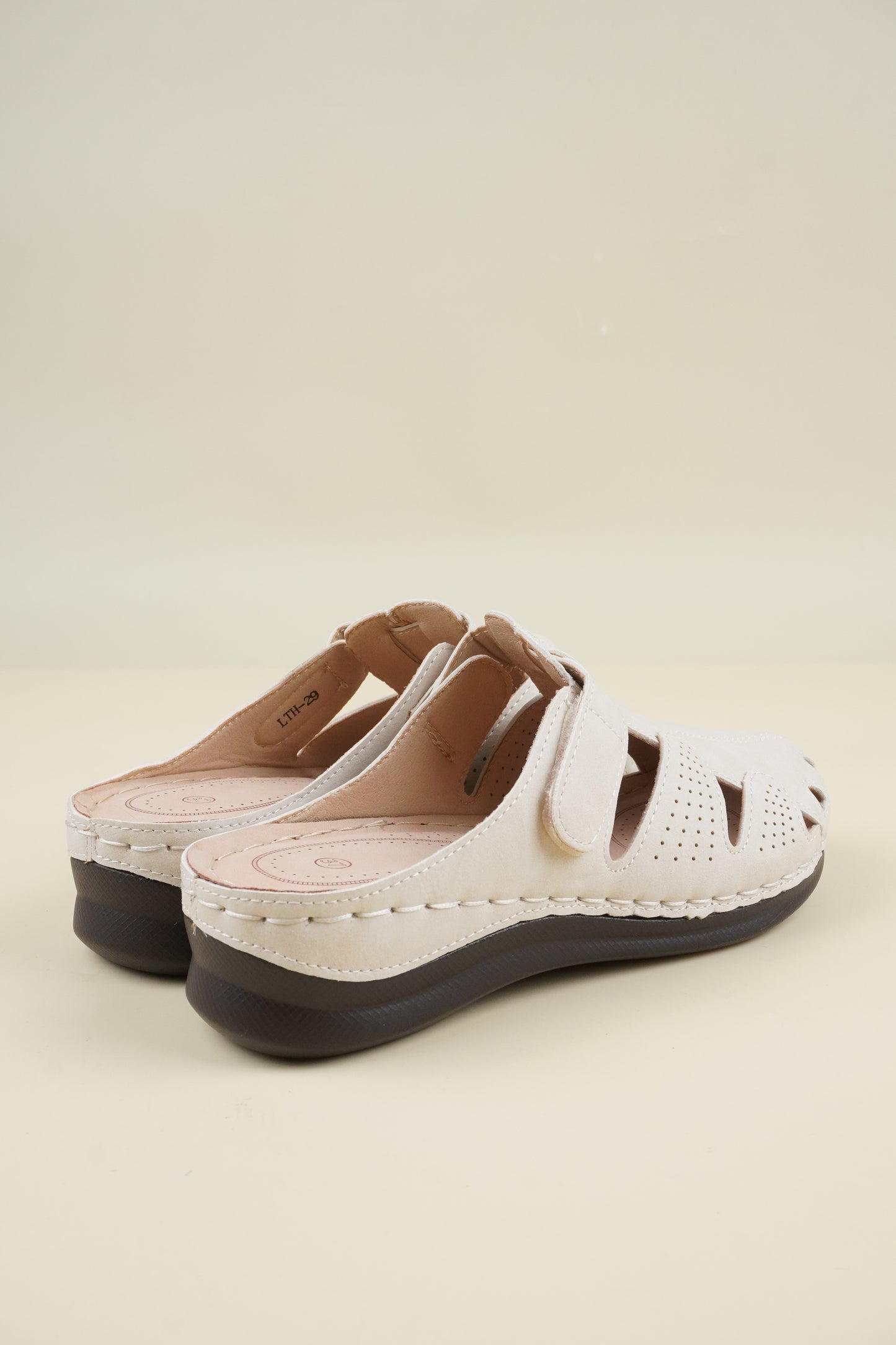 Wide-Fit Round-Toe Breathable Women's Slippers - Beige