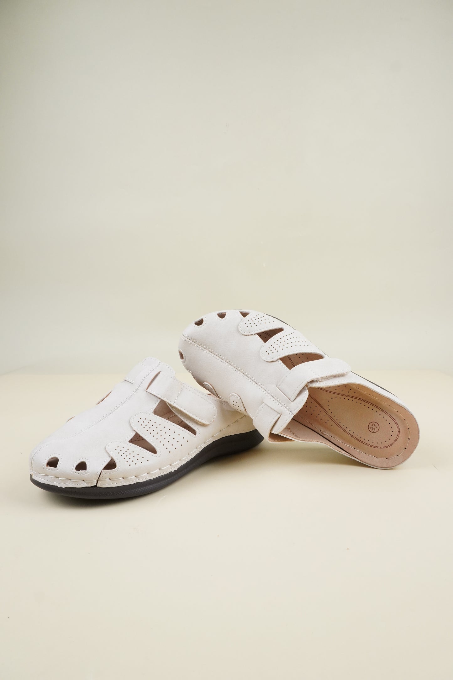 Wide-Fit Round-Toe Breathable Women's Slippers - Beige