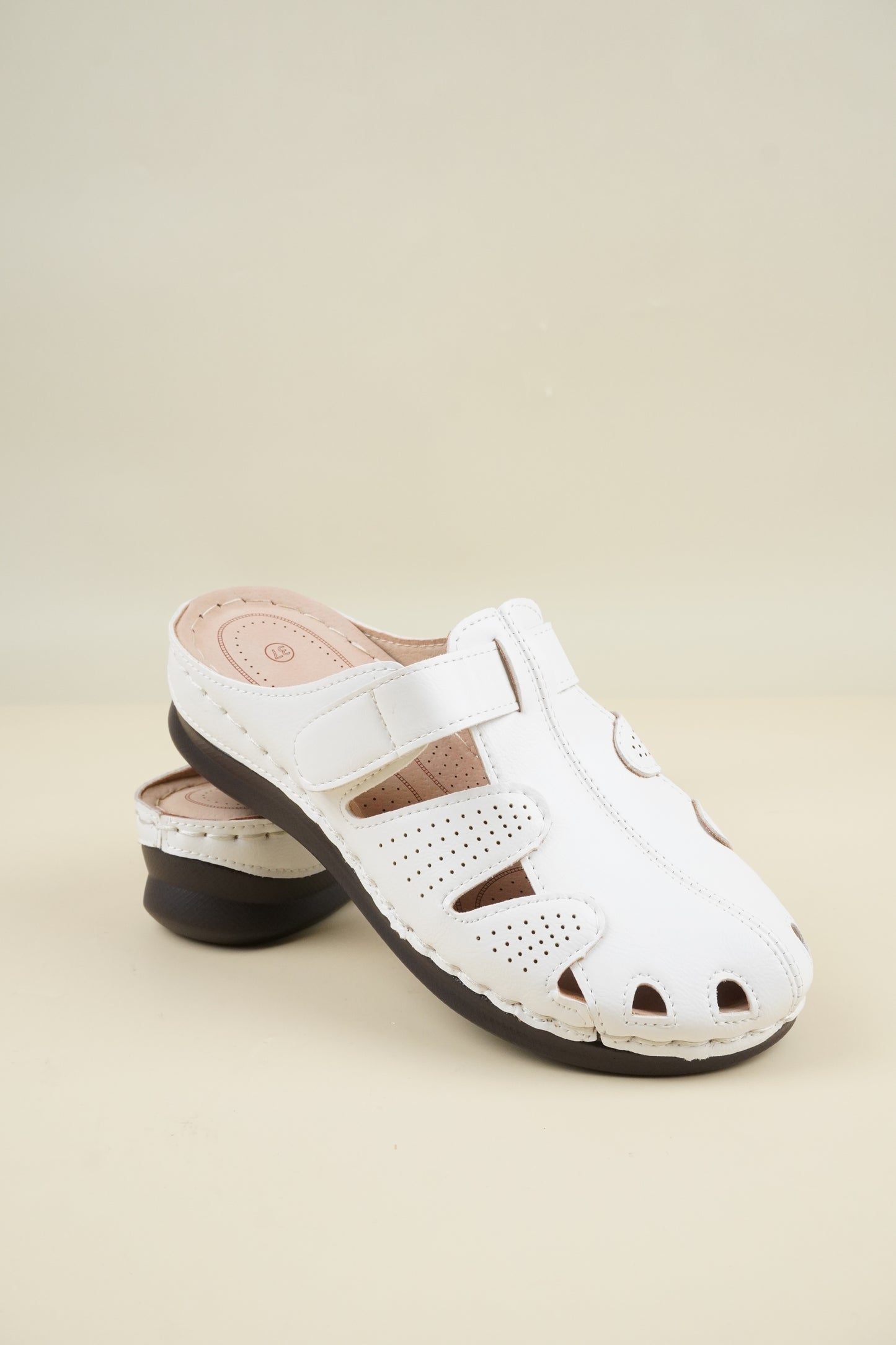 Wide-Fit Round-Toe Breathable Women's Slippers - White