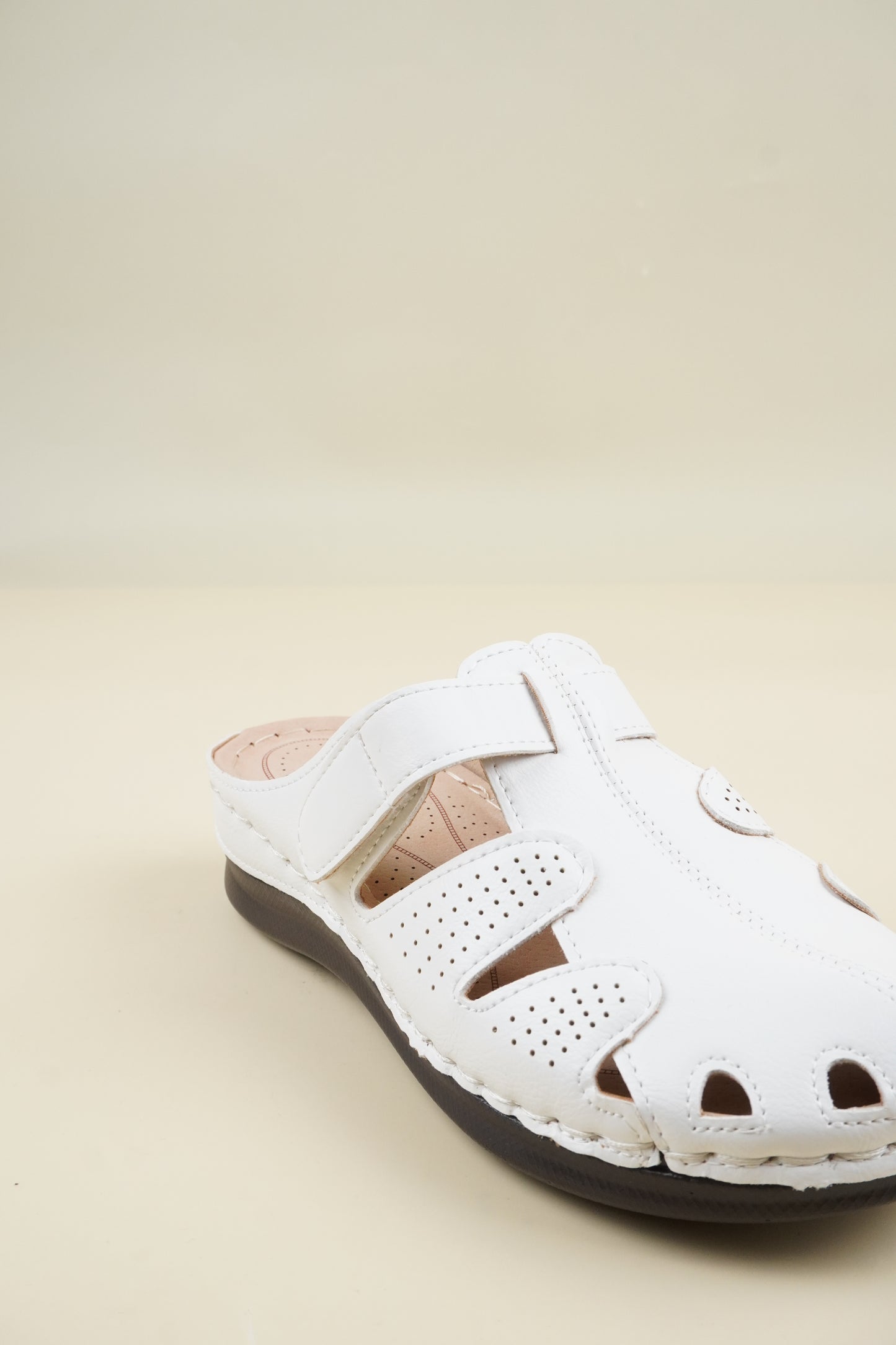 Wide-Fit Round-Toe Breathable Women's Slippers - White