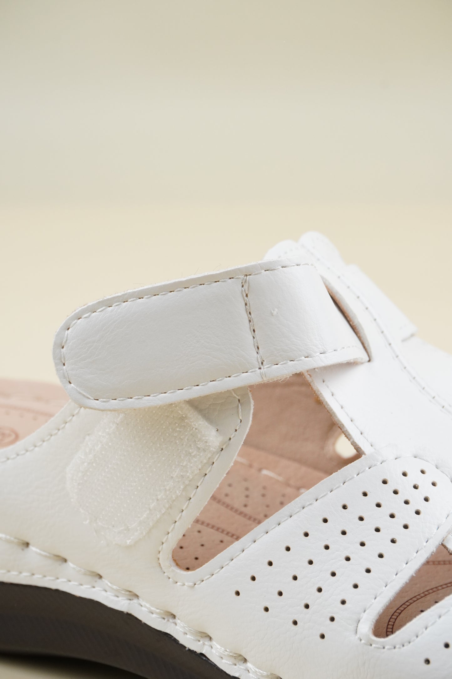 Wide-Fit Round-Toe Breathable Women's Slippers - White