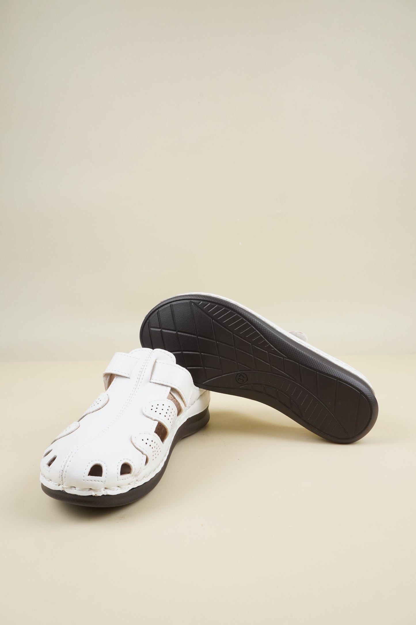 Wide-Fit Round-Toe Breathable Women's Slippers - White