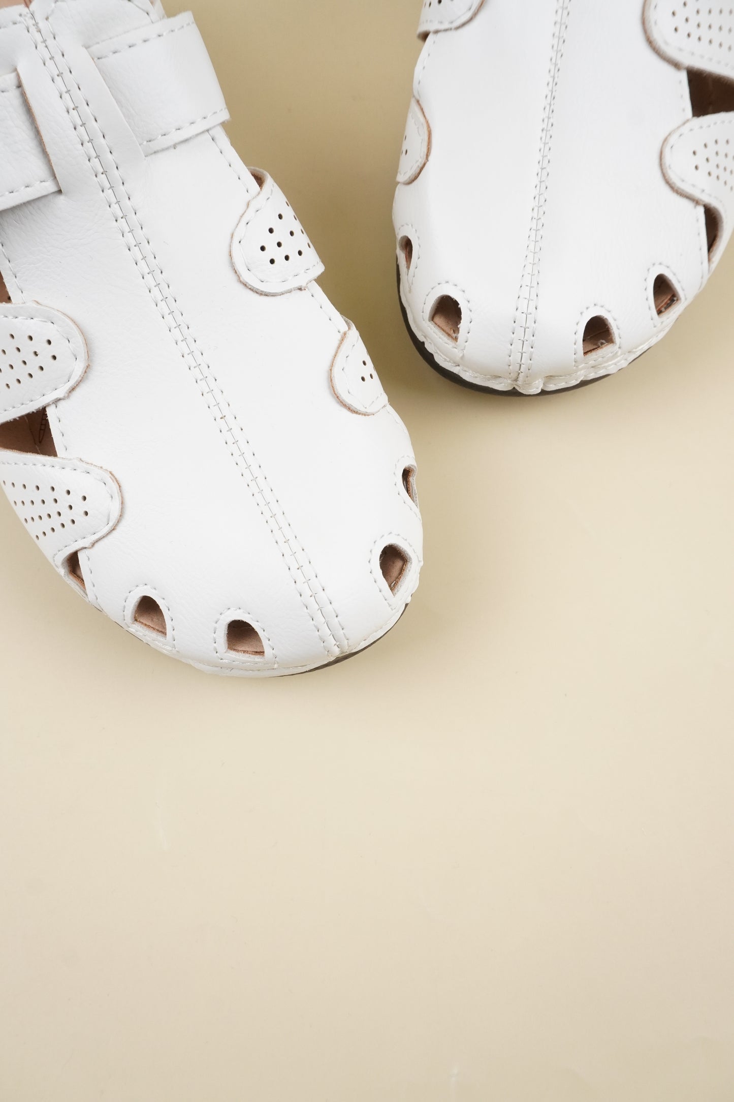 Wide-Fit Round-Toe Breathable Women's Slippers - White