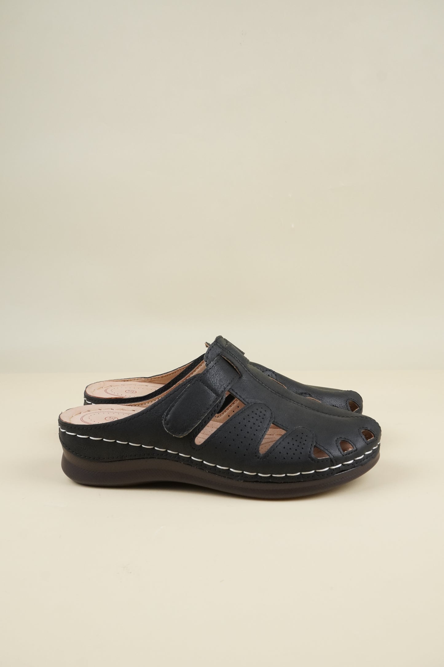 Wide-Fit Round-Toe Breathable Women's Slippers - Black