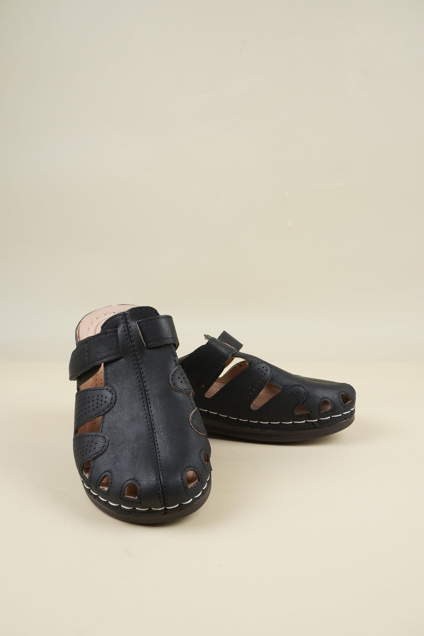 Wide-Fit Round-Toe Breathable Women's Slippers - Black