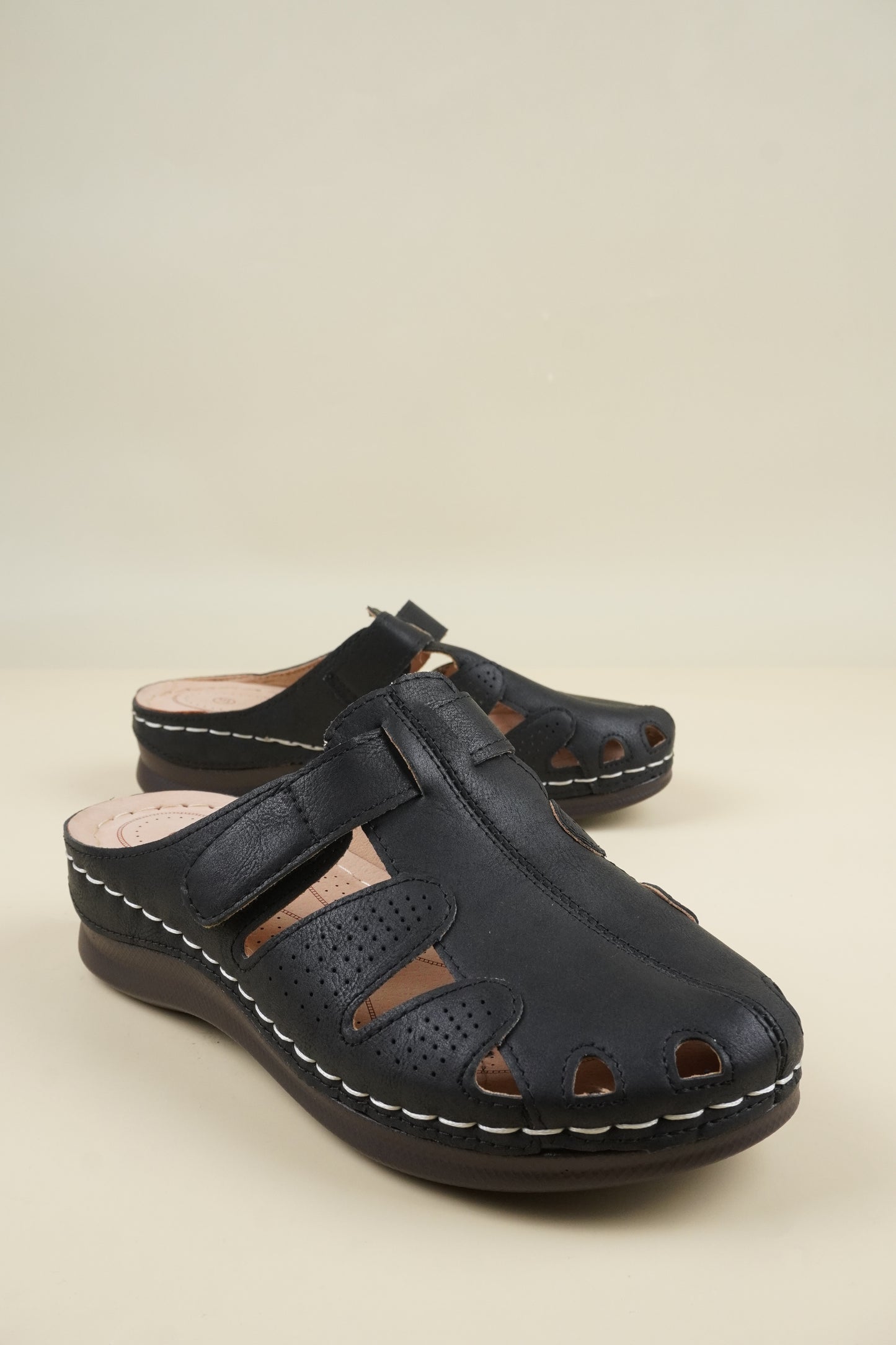 Wide-Fit Round-Toe Breathable Women's Slippers - Black
