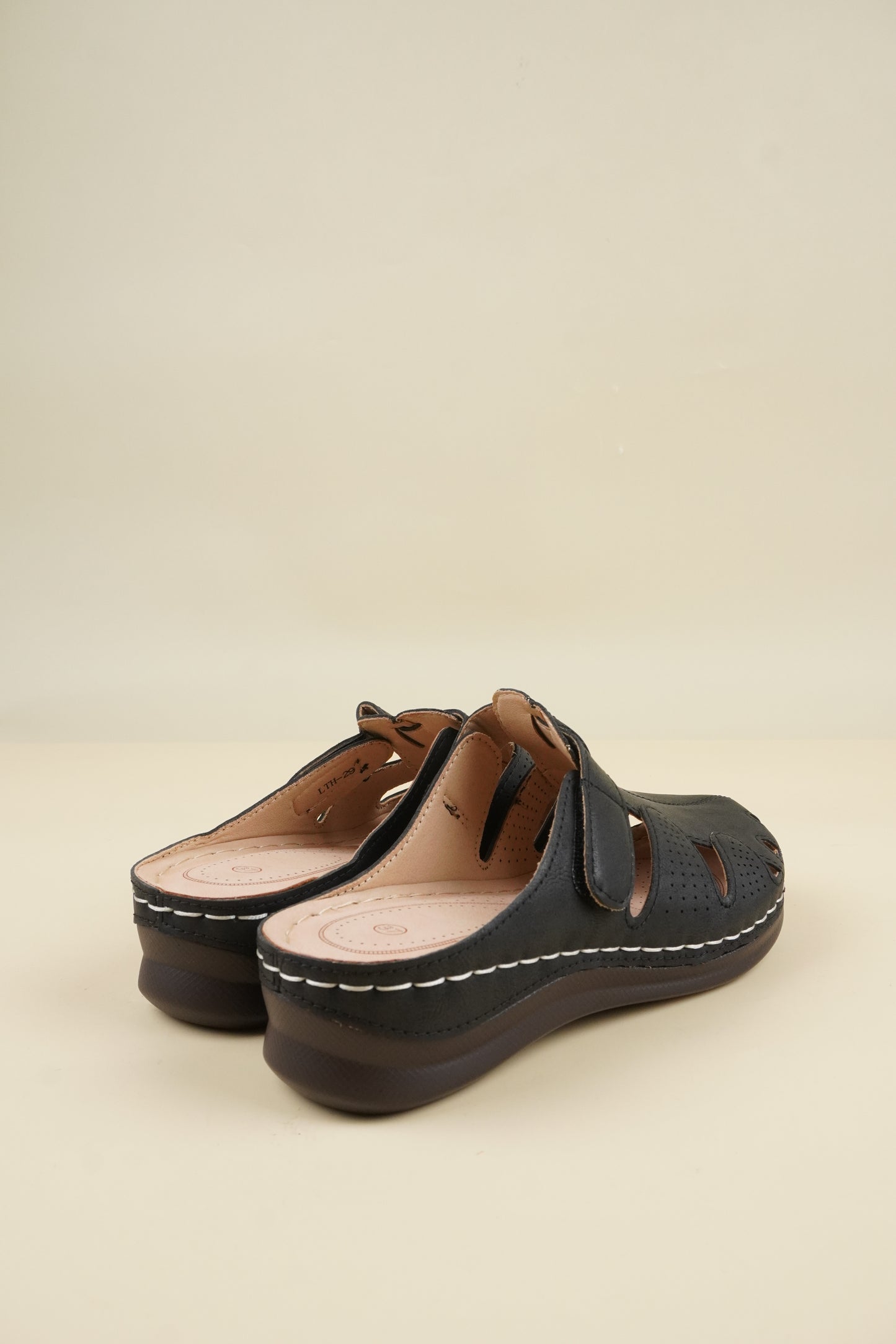 Wide-Fit Round-Toe Breathable Women's Slippers - Black