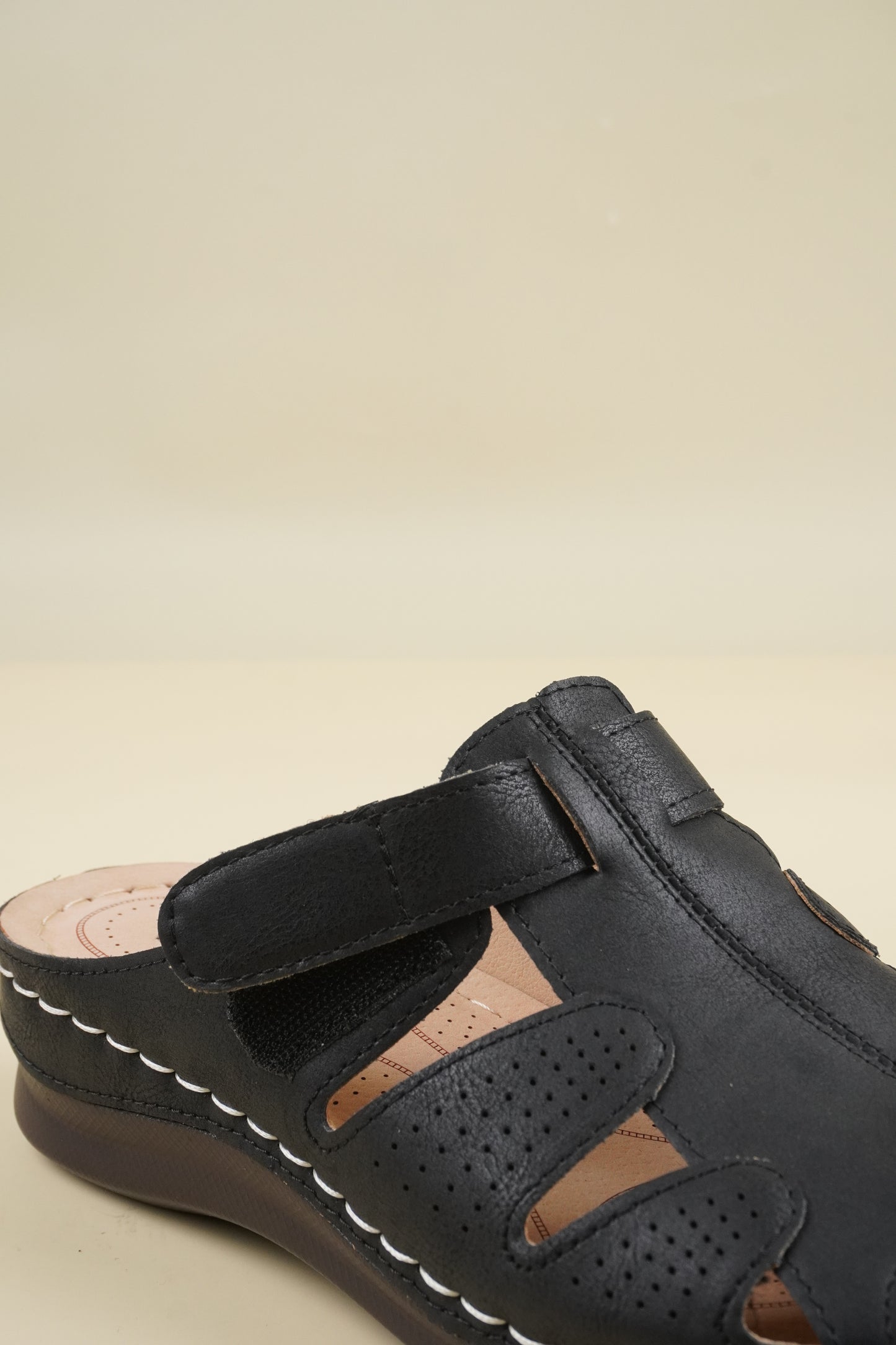 Wide-Fit Round-Toe Breathable Women's Slippers - Black