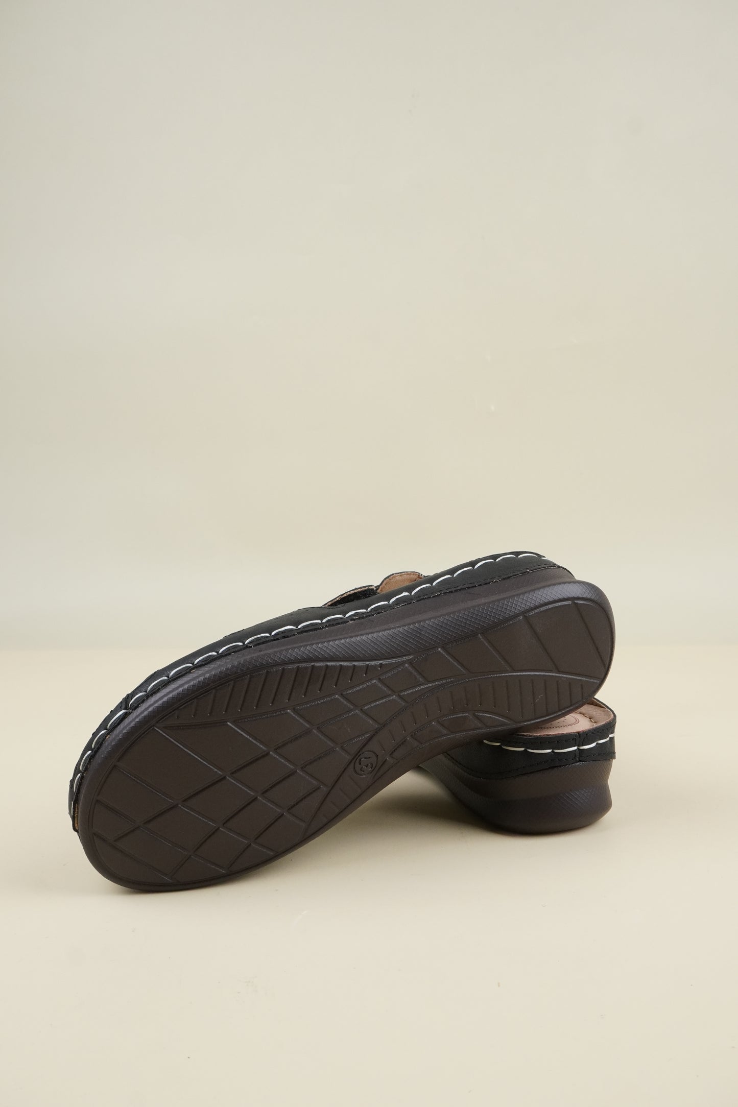 Wide-Fit Round-Toe Breathable Women's Slippers - Black
