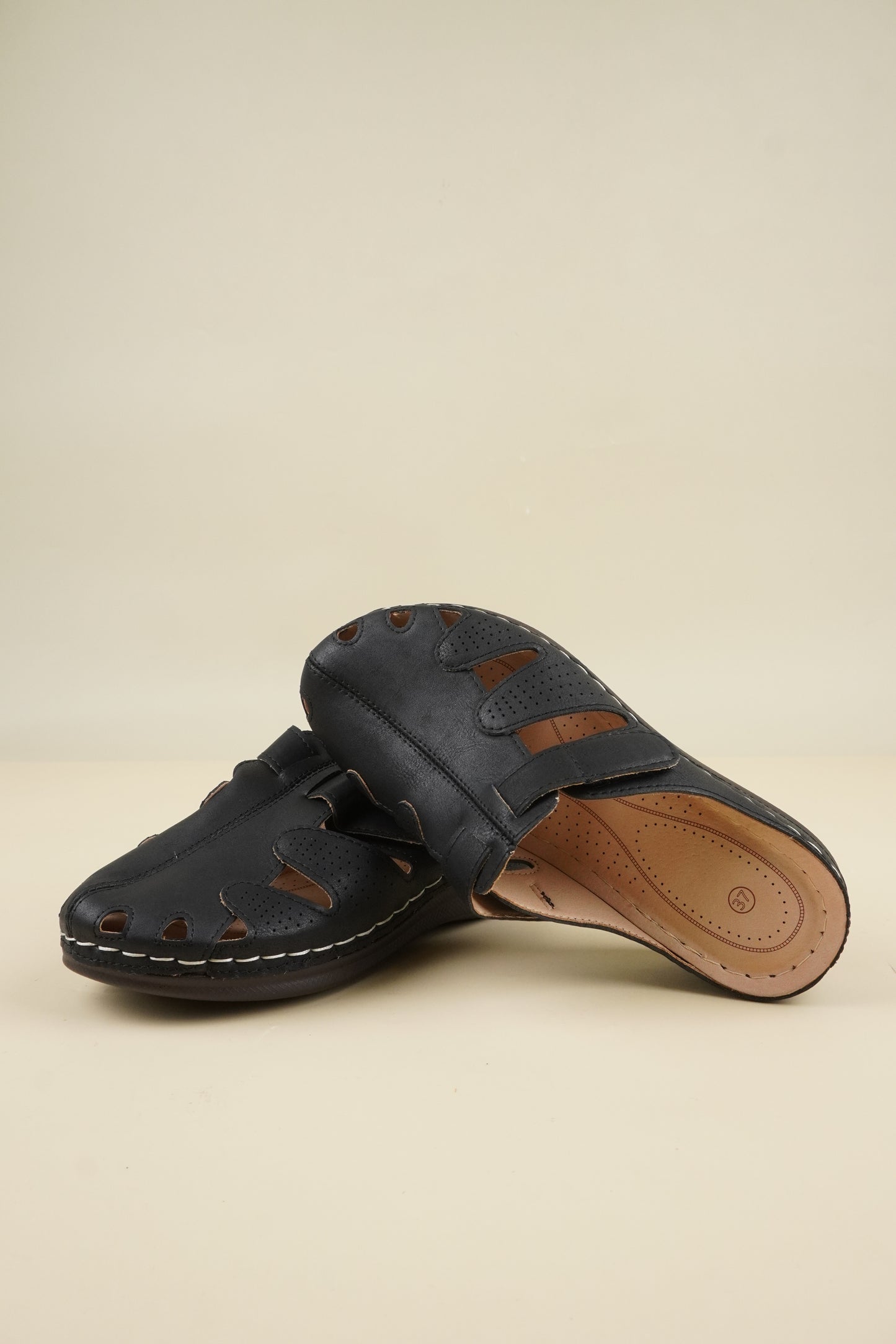 Wide-Fit Round-Toe Breathable Women's Slippers - Black
