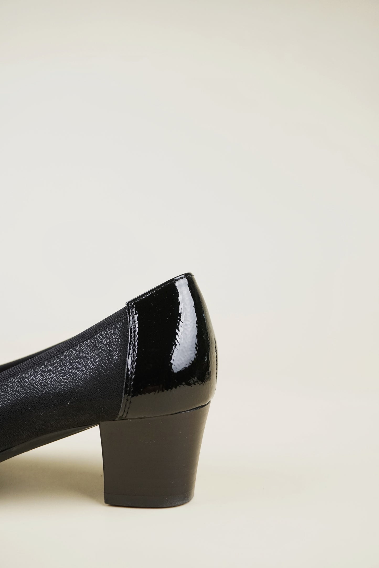 Ladies' Round Toe Pumps Low Heel - Black