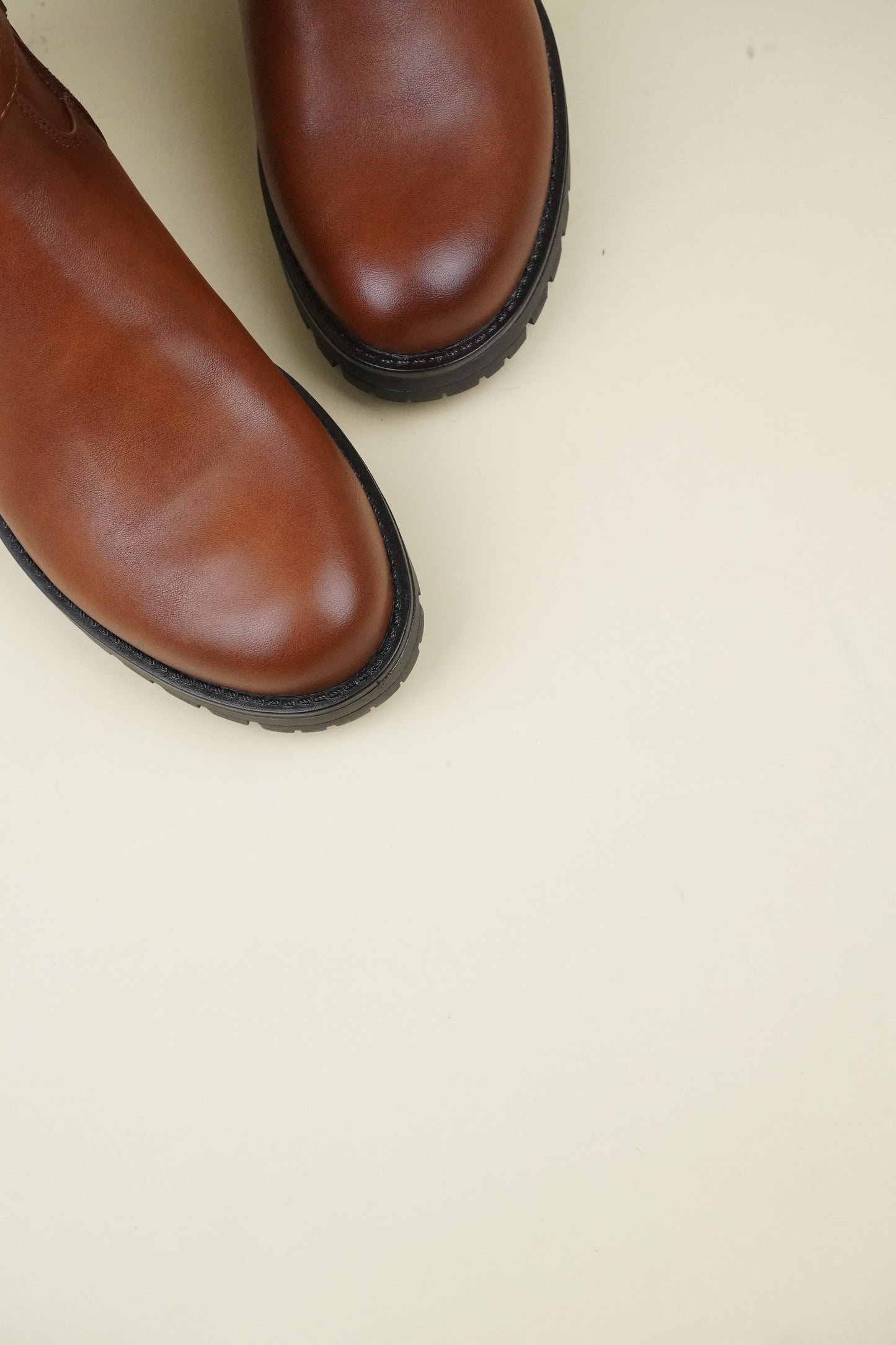 Női Térdcsizma Csatos Pánttal – Karamellbarna