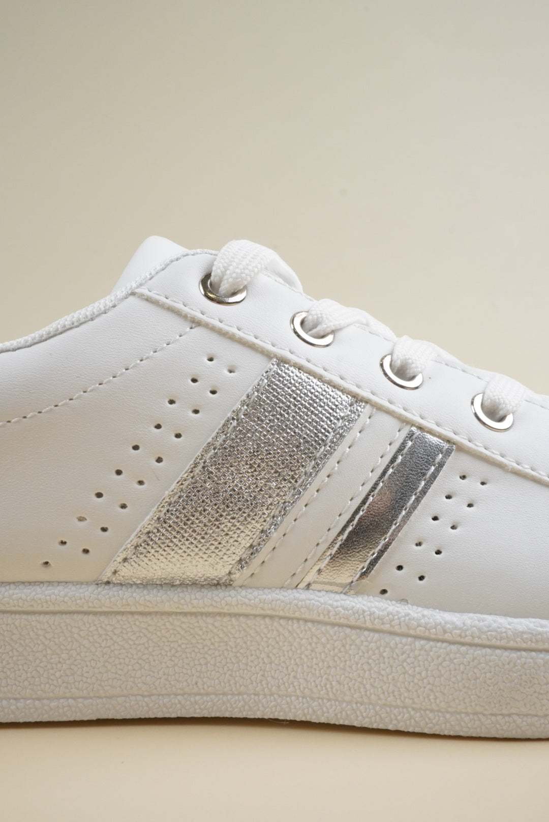 Simple Sneakers - White Silver